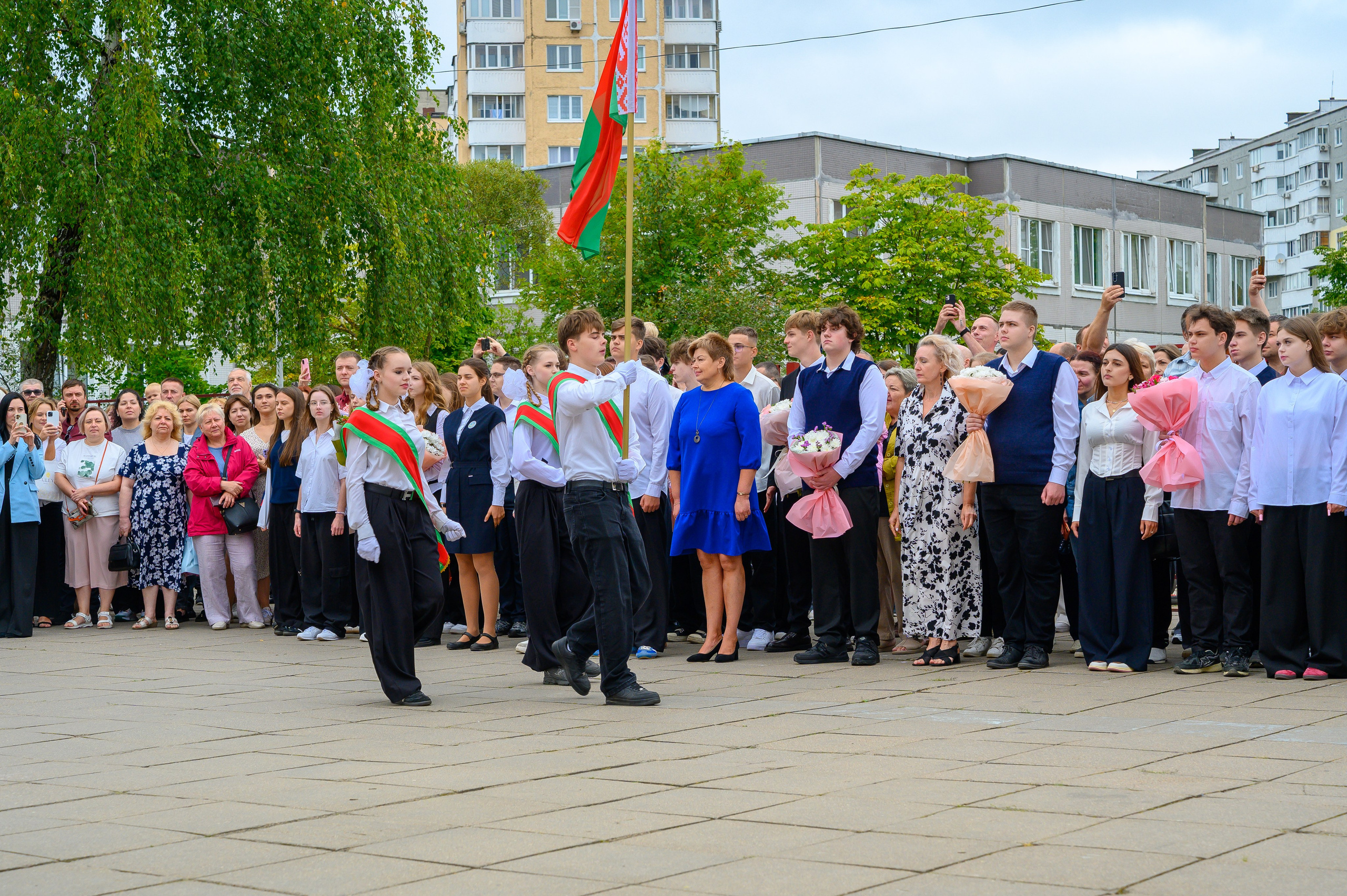 Вот звучит первый звонок, перед этим долгое приготовление к новому этапу в жизни, Яромир идет в школу. Фотоуслуги, услуги фотографа, фотографирование важных событий