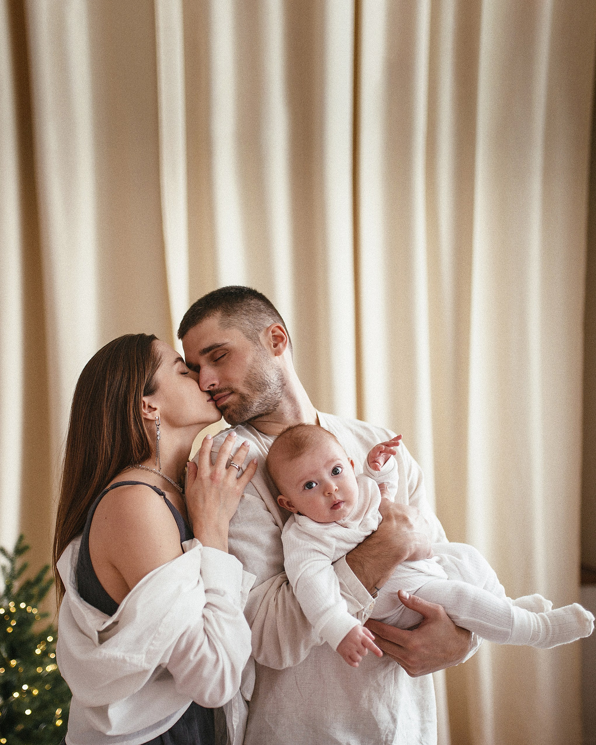 Новогодняя семейная фотосессия с маленьким ребенком. Семейный фотограф Дарья Едапина Новосибирск. Фотограф Дарья Едапина Новосибирск