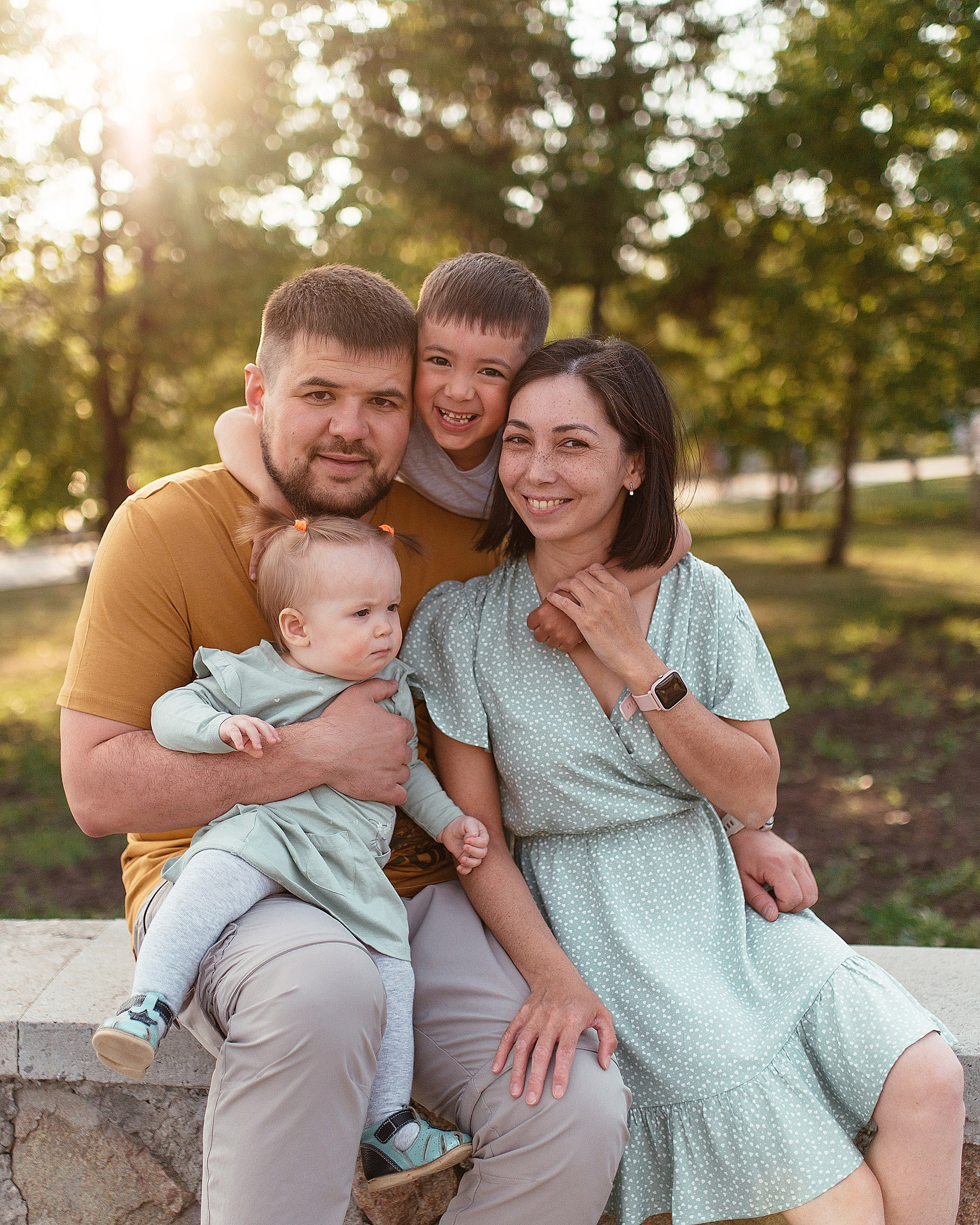 Семейная фотосессия на набережной. Семейный фотограф Дарья Едапина Новосибирск. Фотограф Дарья Едапина Новосибирск