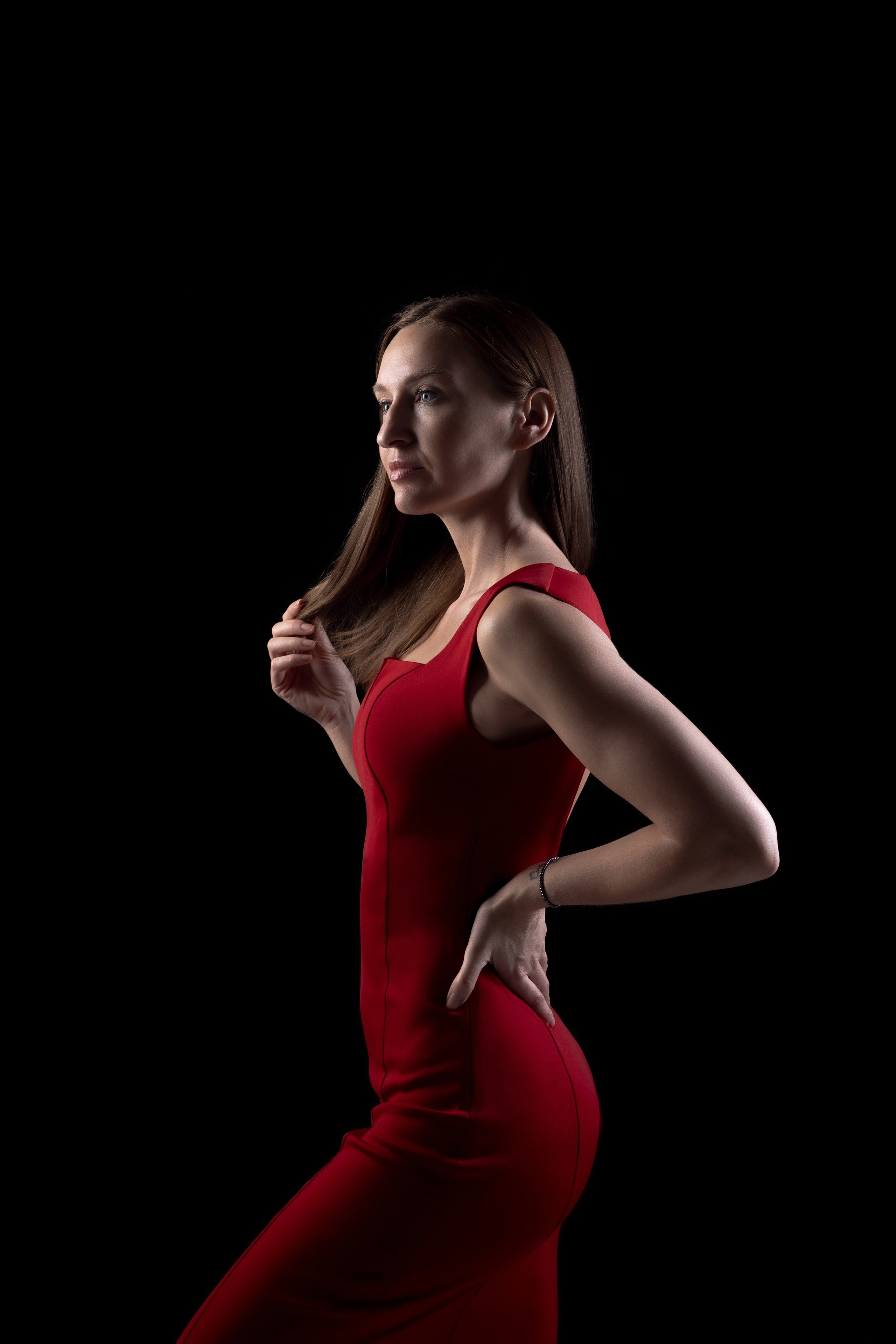 Девушка в красном платье на черном платье, фитнес-тренер - портретный фотограф Елена Климовская 