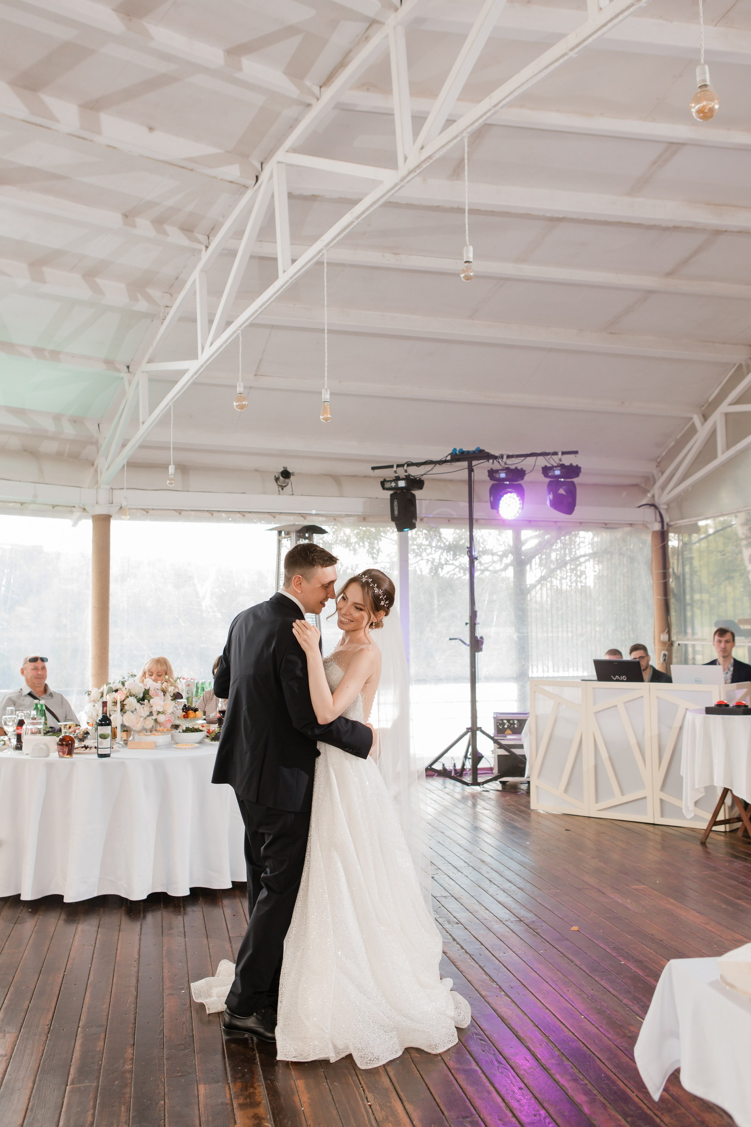 Свадебная фотосъемка Евгения и Натальи. Свадебные фотографии. Видеосъемка и фотосъемка свадеб. Фотограф и оператор на свадьбу. Видеосъемка подкастов, собственная видео-фотостудии. Предметная фотосъемка