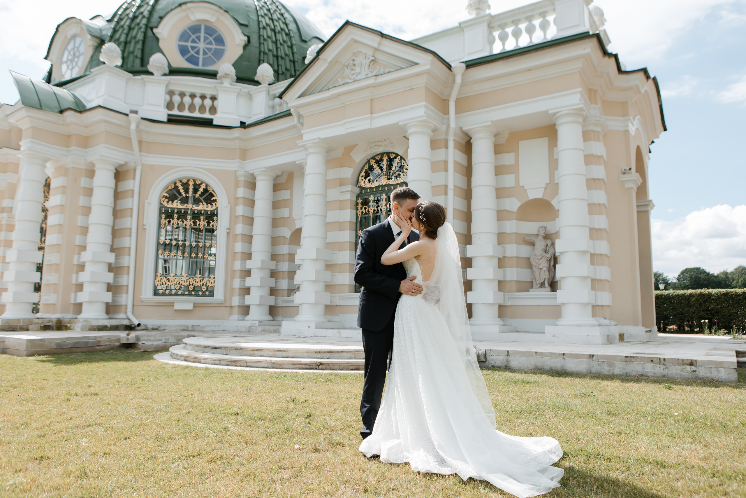 Свадебная фотосъемка Евгения и Натальи. Свадебные фотографии. Видеосъемка и фотосъемка свадеб. Фотограф и оператор на свадьбу. Видеосъемка подкастов, собственная видео-фотостудии. Предметная фотосъемка