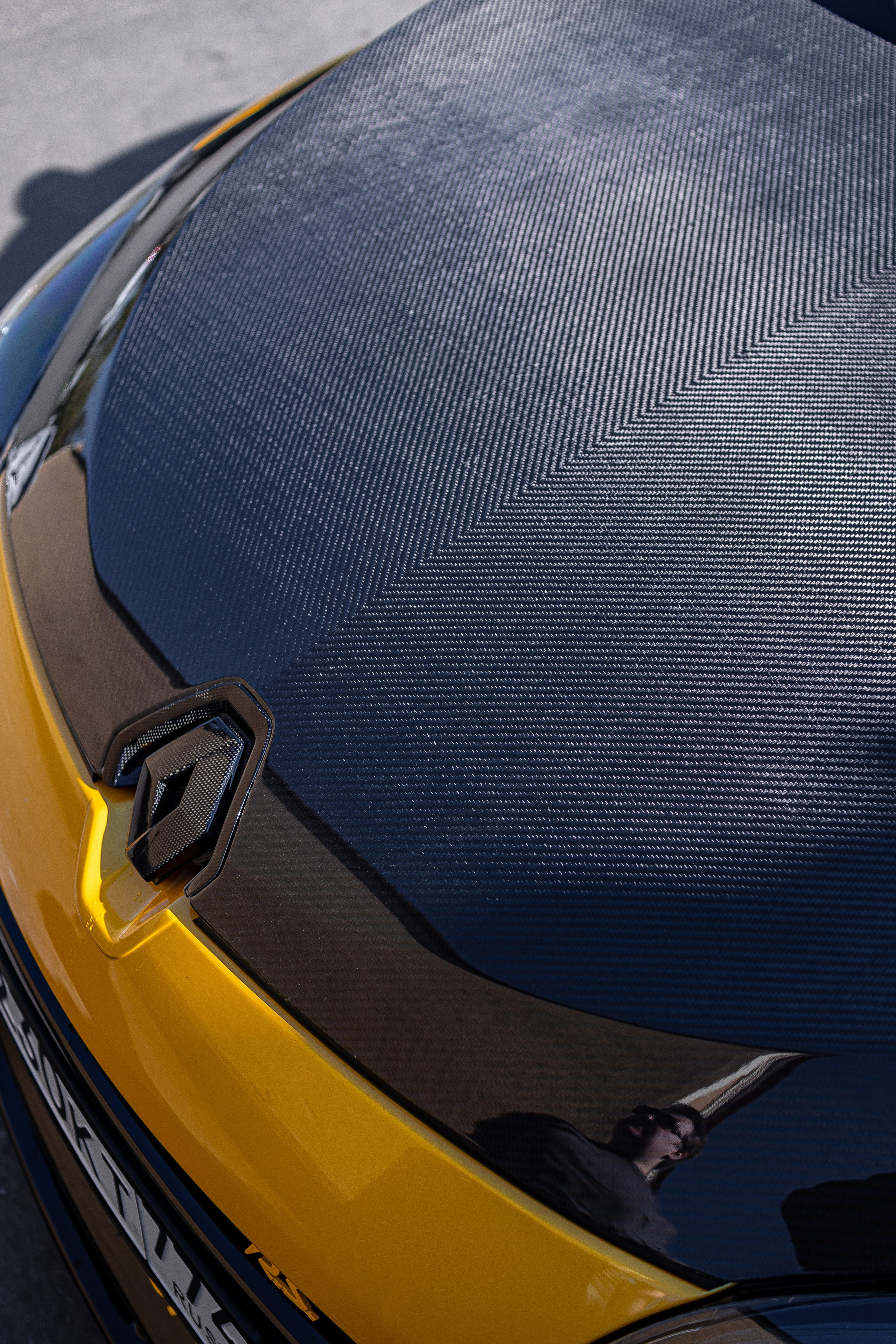 Спортивный хэтчбэк ездит по улицам Москвы. Жуков Илья  свадебный фотограф в Москве