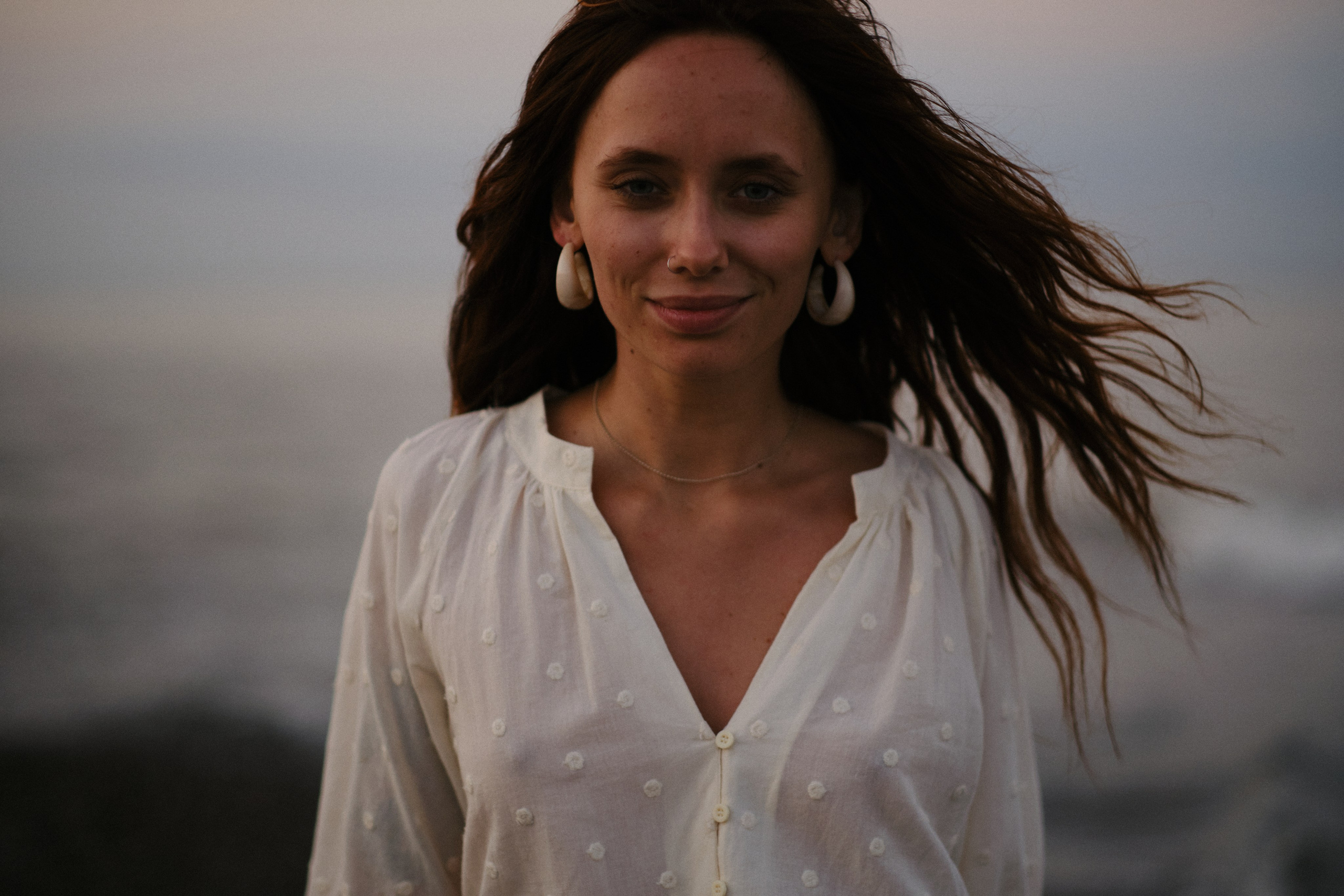 Молодая женщина в платье на закате в Зеленоградске