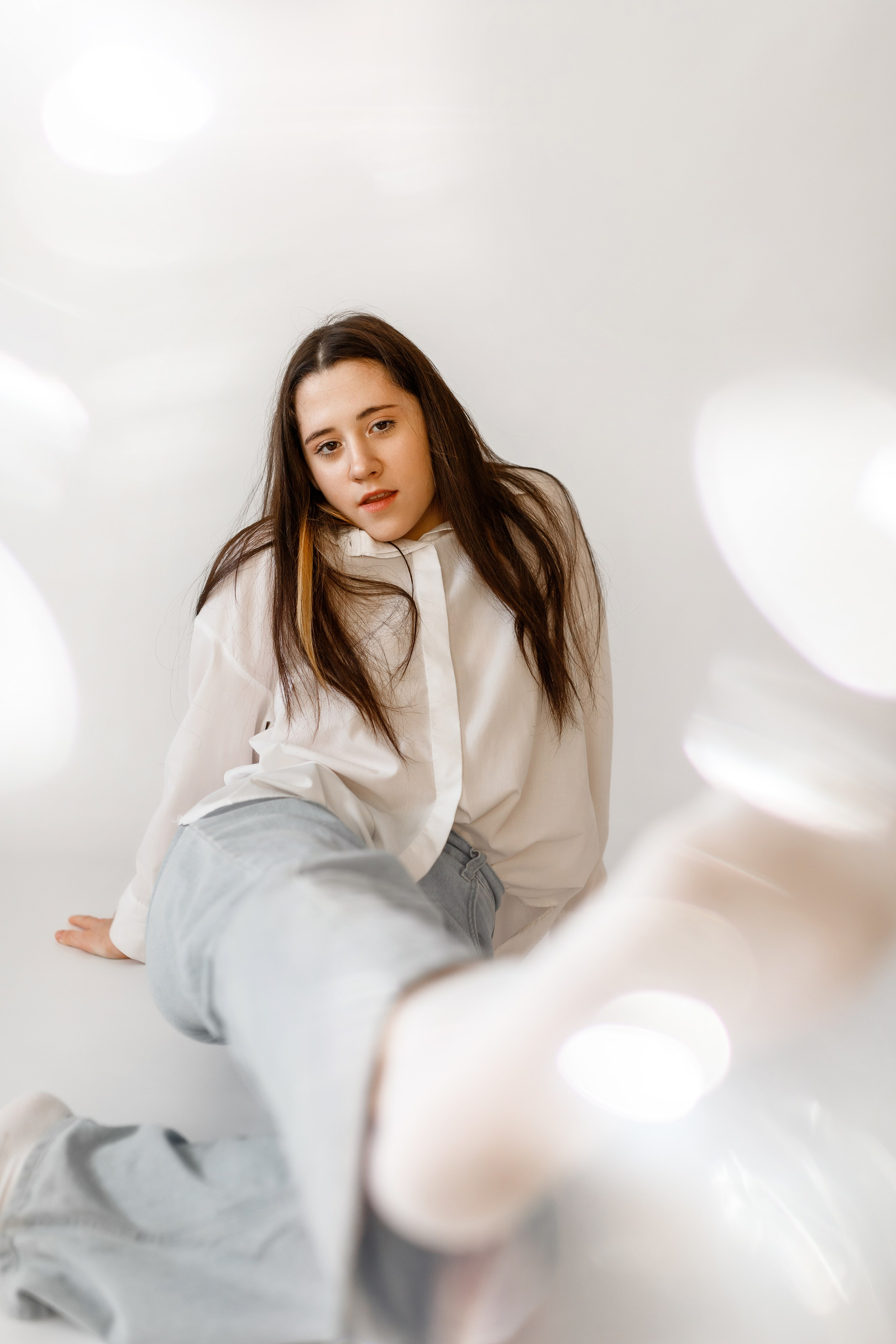 индивидуальная фотосессия в Перми. Девушка в студии на белом фоне в джинсах и рубашке. Лайфстайл.