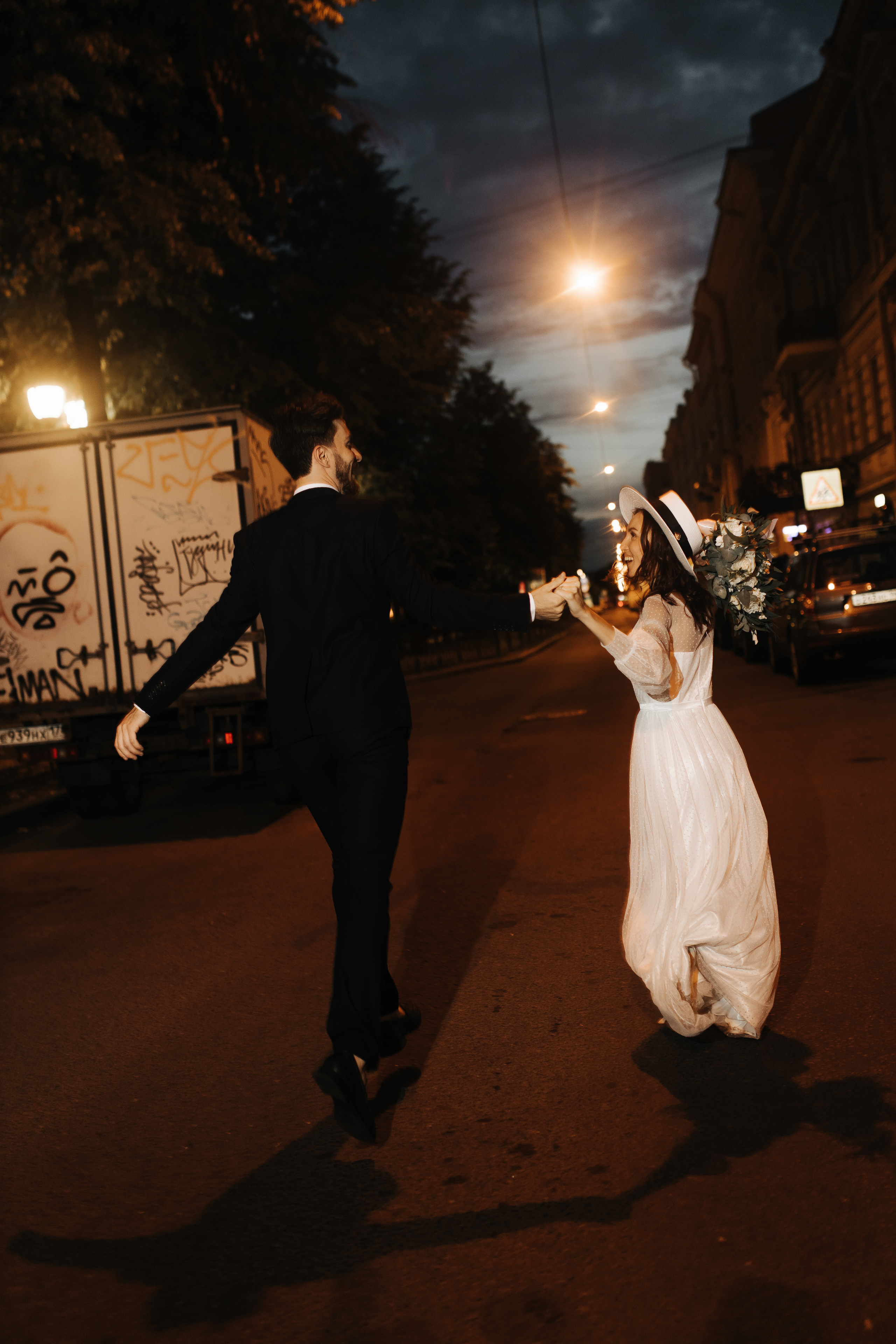 Ночь, улица, фонарь, газелька!. Свадебный и семейный фотограф в Санкт-Петербурге и Москве