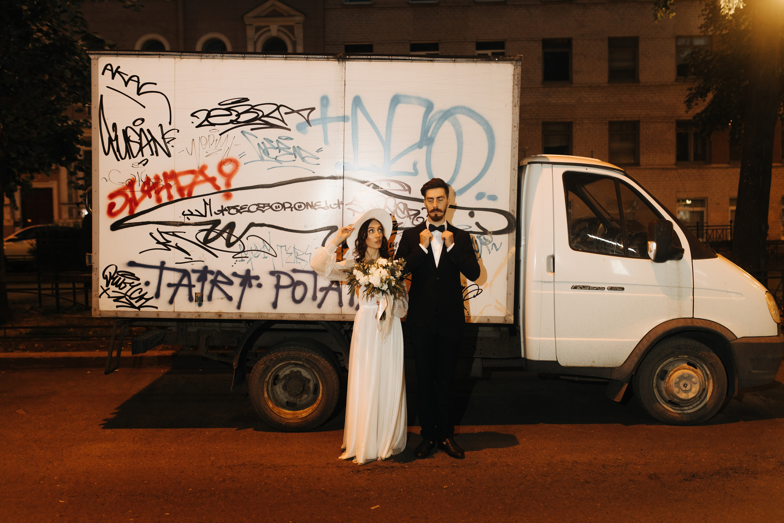 Ночь, улица, фонарь, газелька!. Свадебный и семейный фотограф в Санкт-Петербурге и Москве