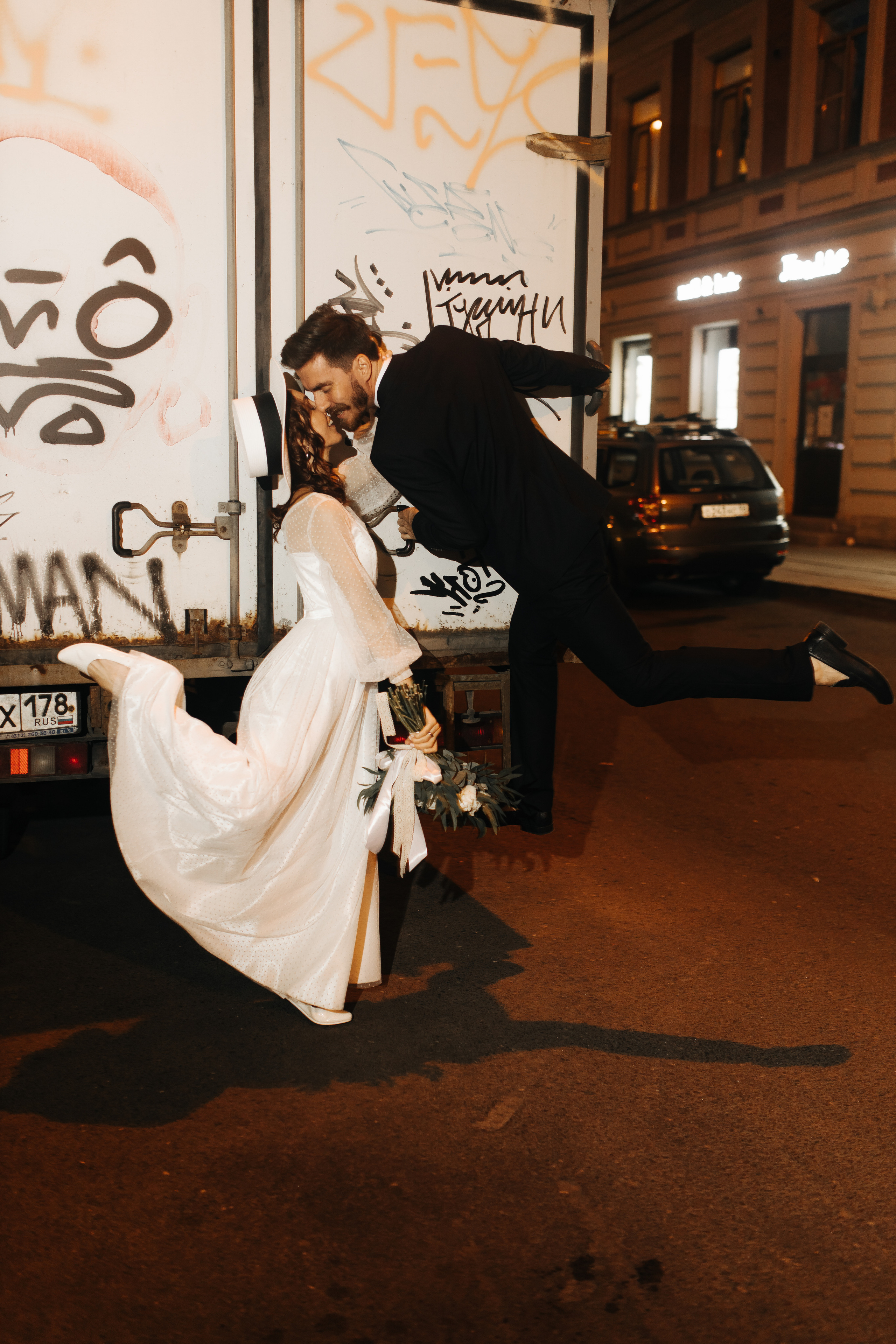 Ночь, улица, фонарь, газелька!. Свадебный и семейный фотограф в Санкт-Петербурге и Москве