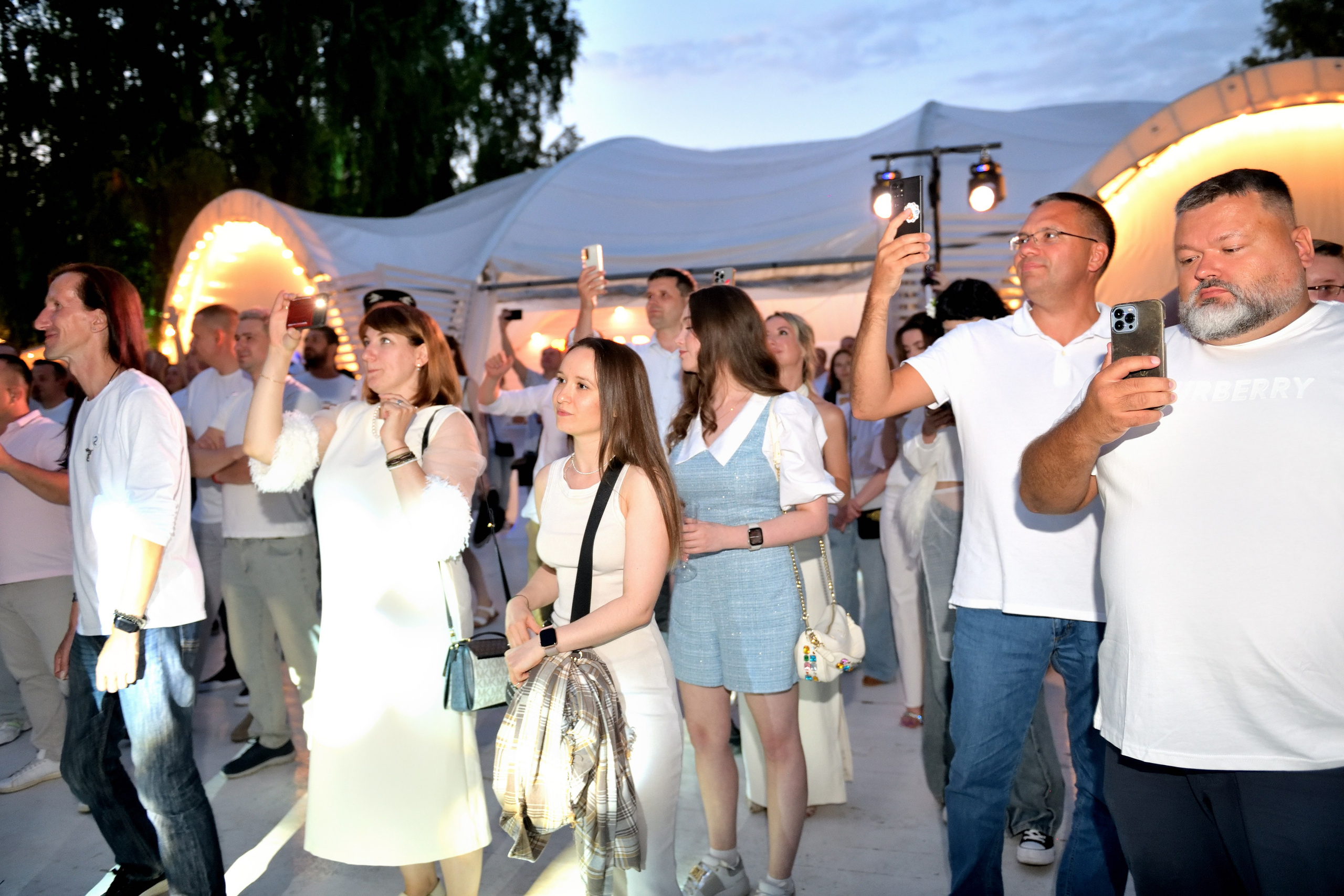 "Аудитория снимает концерт на мобильные телефоны".