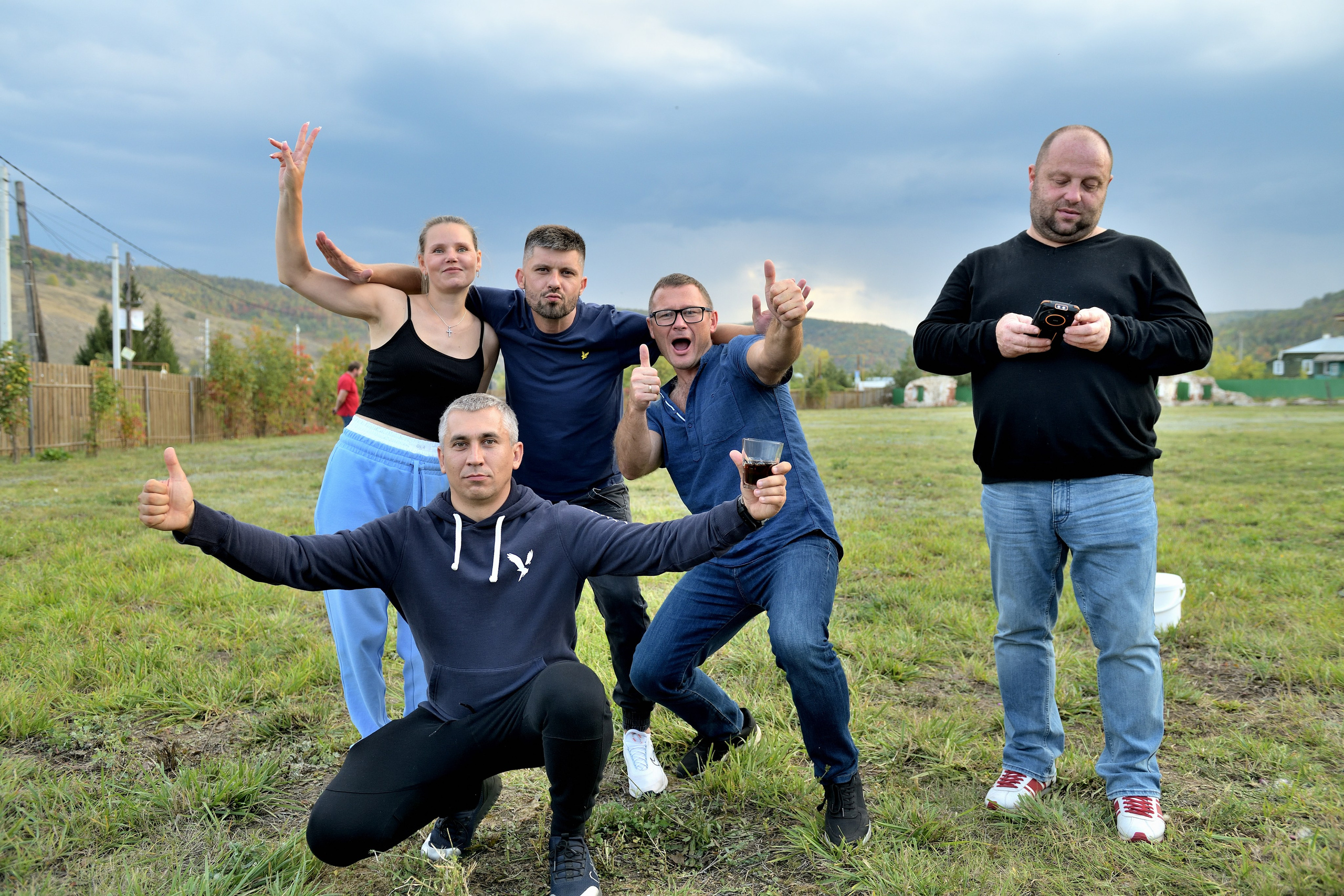 "Сотрудники позируют фотографу на тимбилдинге".