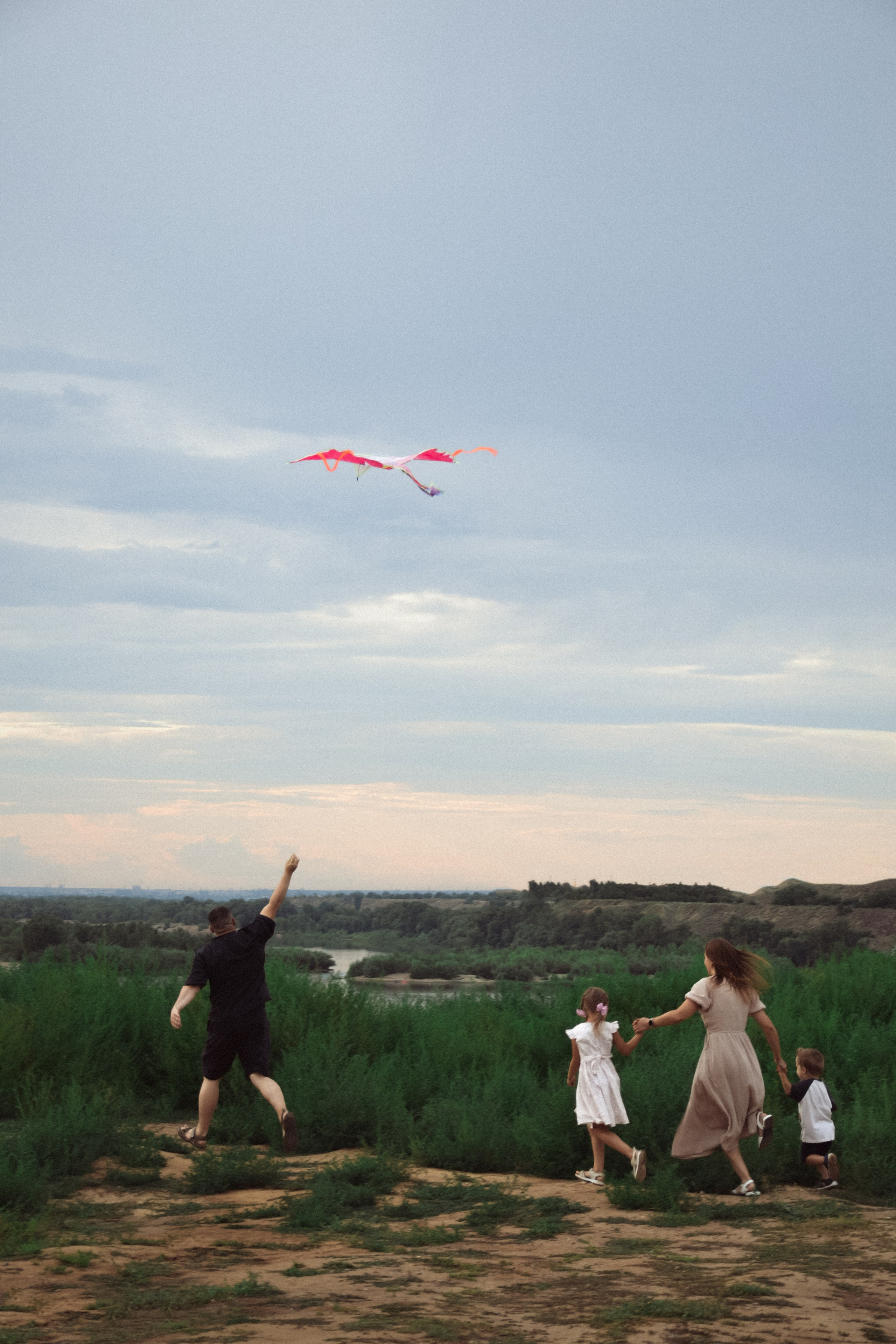 Игривая фотосессия многодетной семьи в креативных локациях Волжского