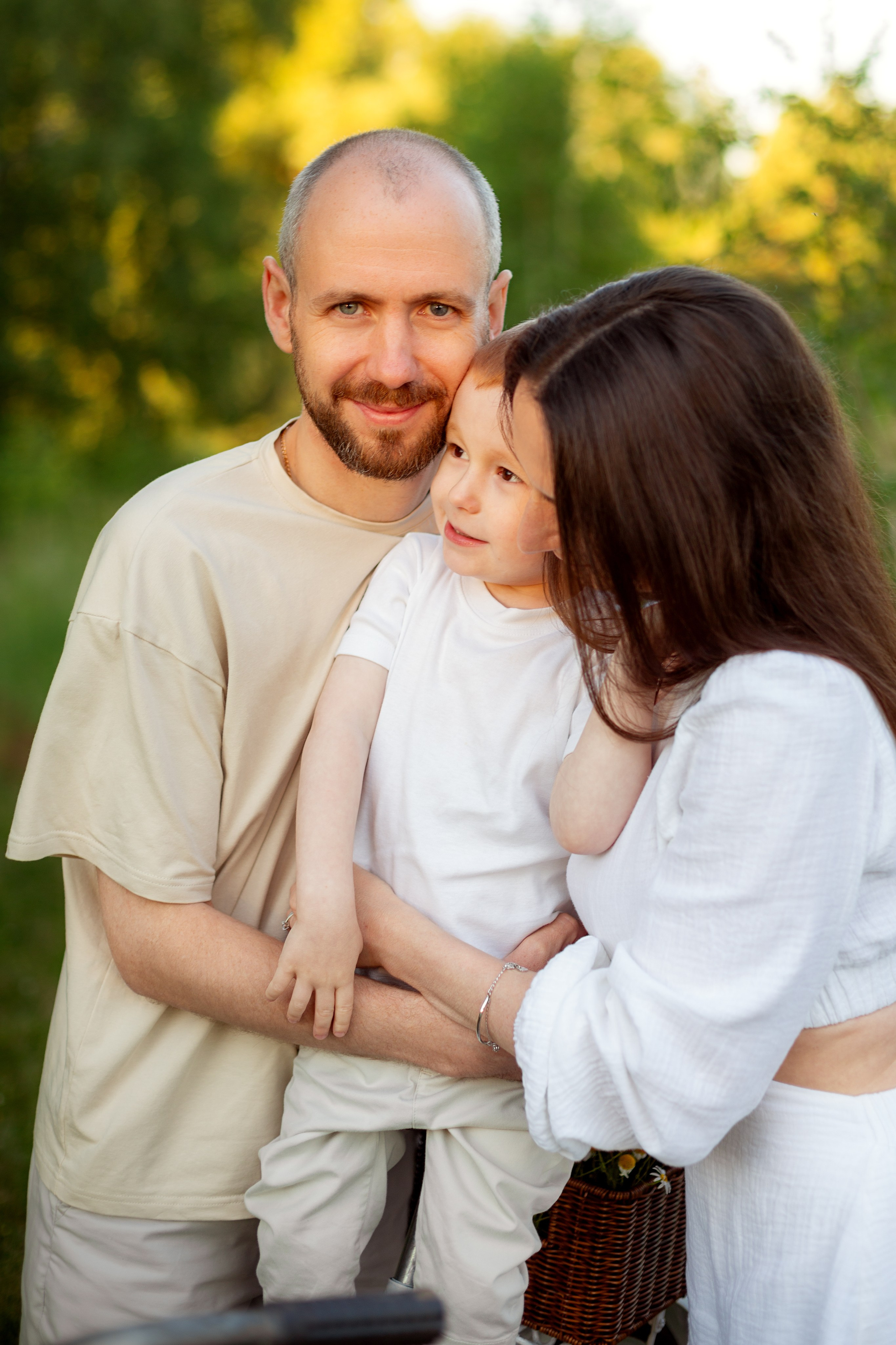 Семейный летний пикник с велосипедом. Фотограф Ульянкина Мария