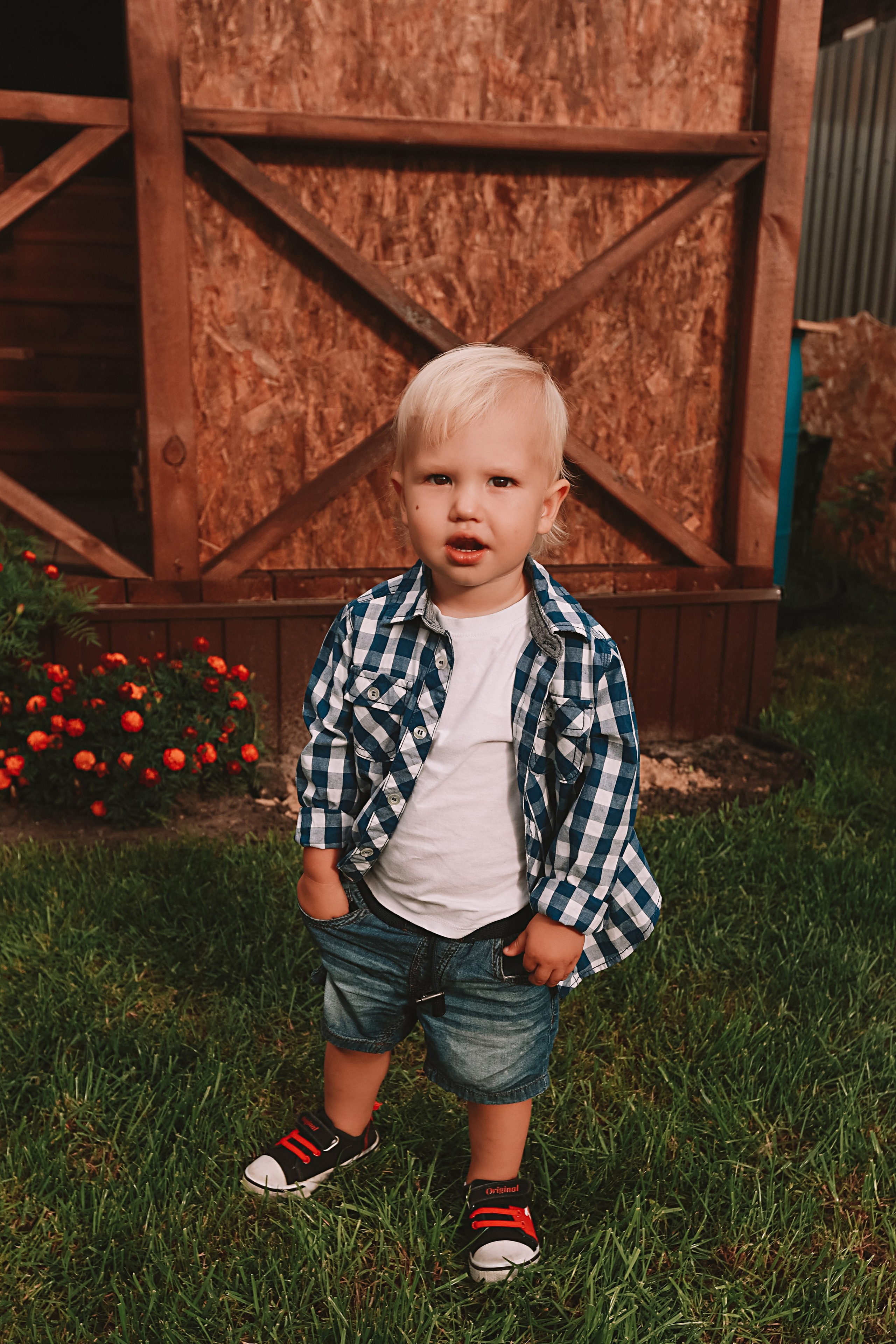 У дома. Семейный фотограф Тюмень, фотограф на роды Салмина Мария