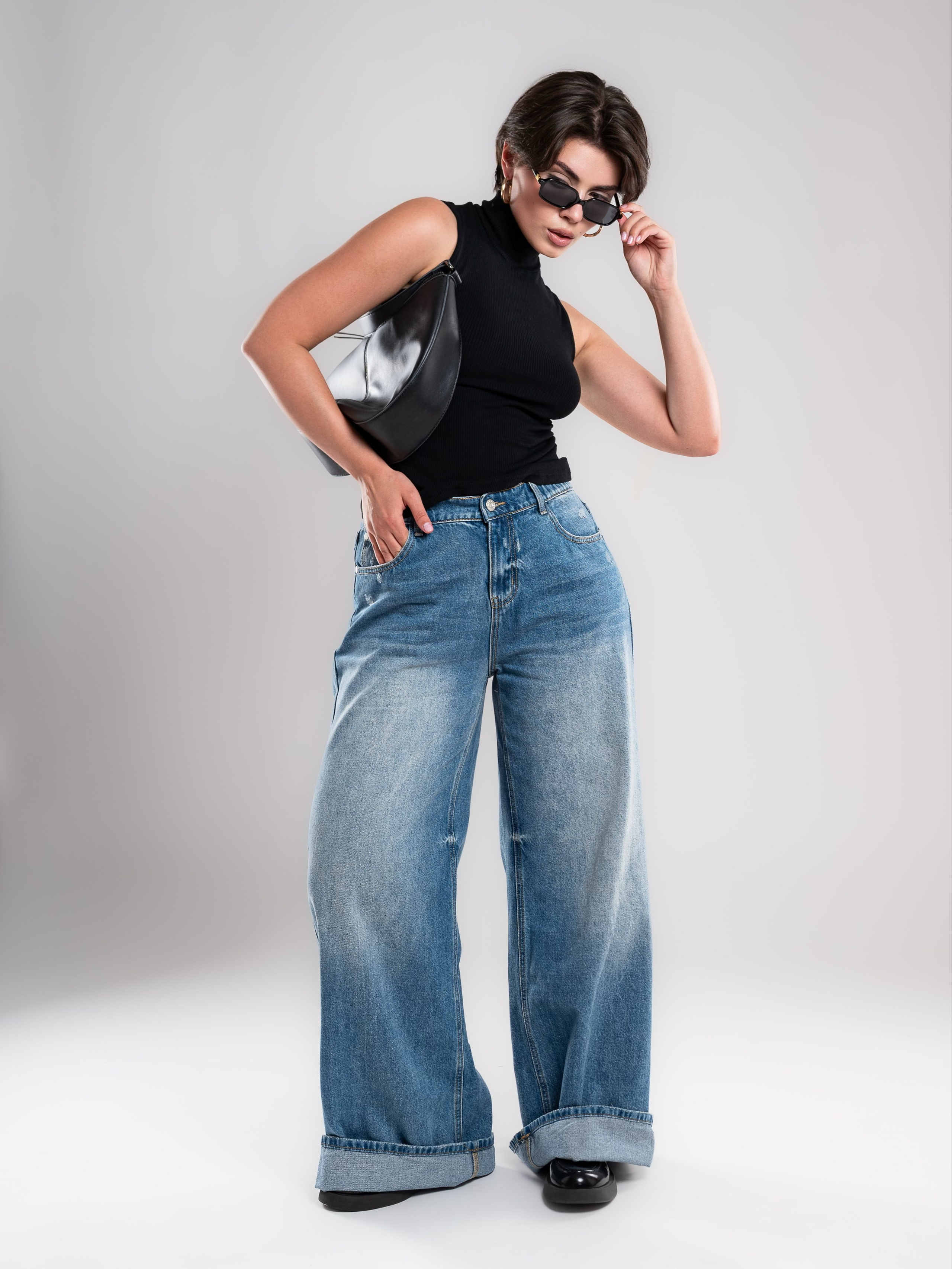 Джинсы на 2х моделях. Предметный фотограф, фото для маркетплейсов Пятигорск, КМВ