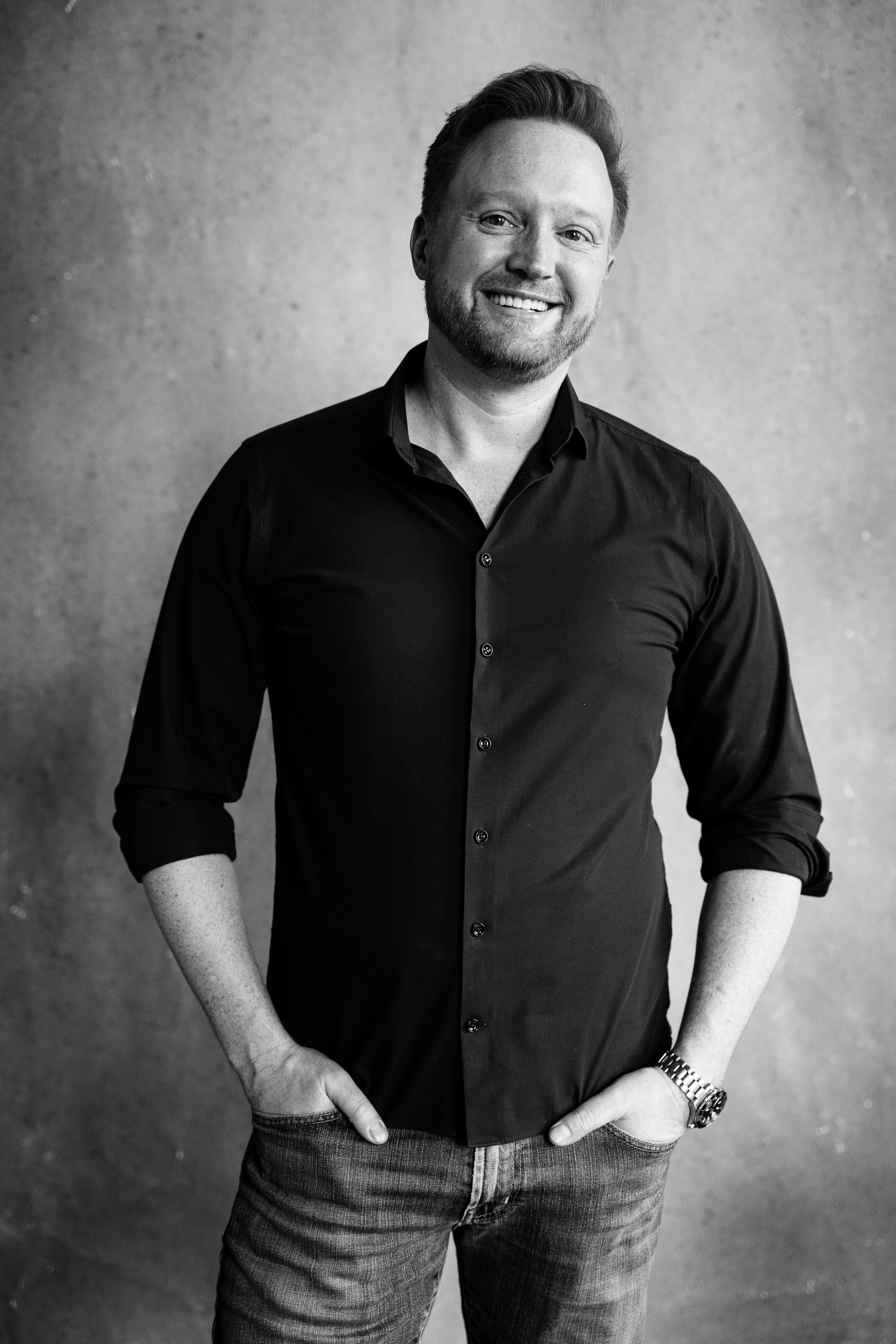 Крупный план лица топ-менеджера — стильный и уверенный образ.