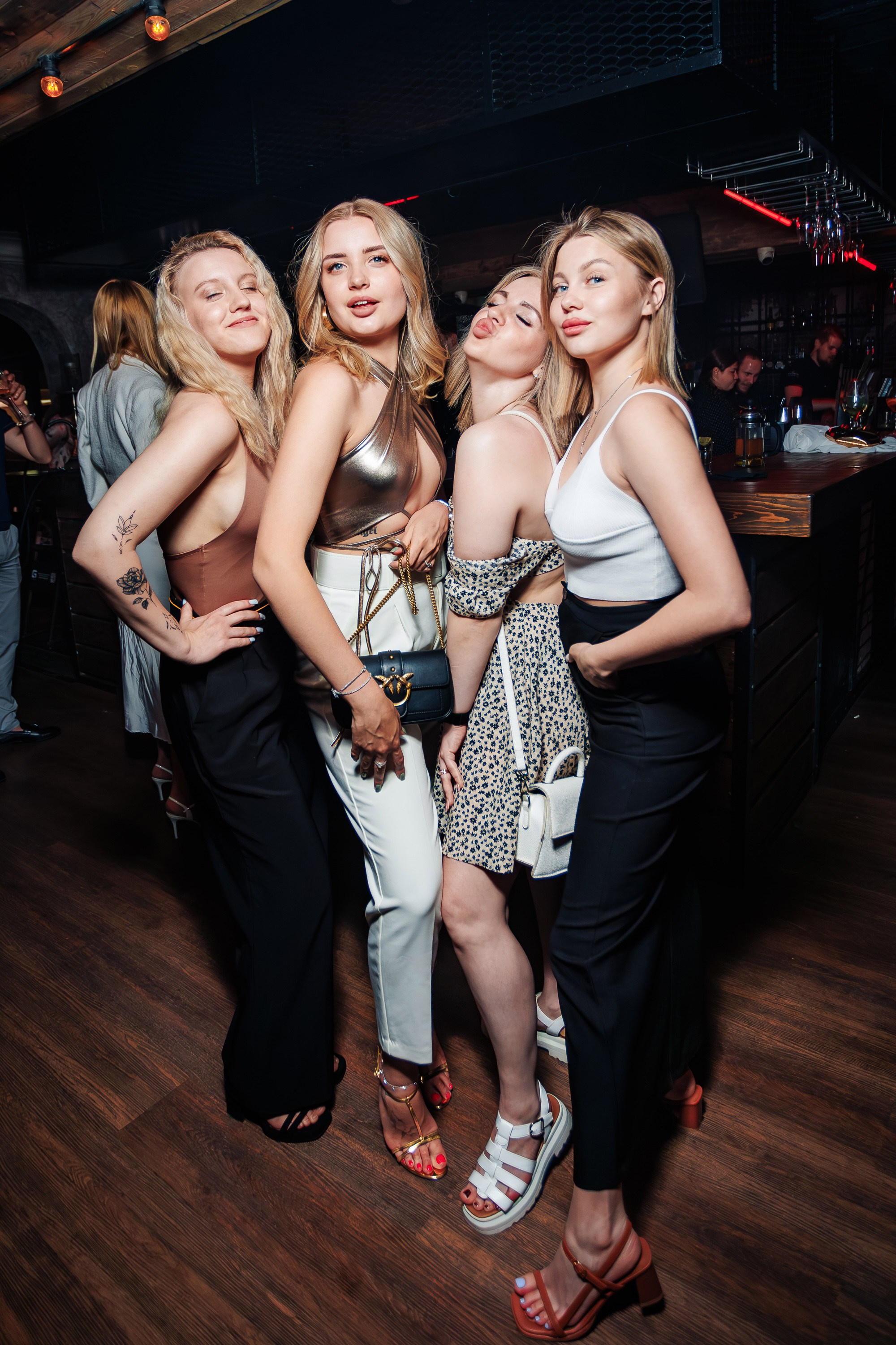 «LIZWI"_Чайка на пляже_Ялта_7.06.2025. Аминов Руслан | Фотограф