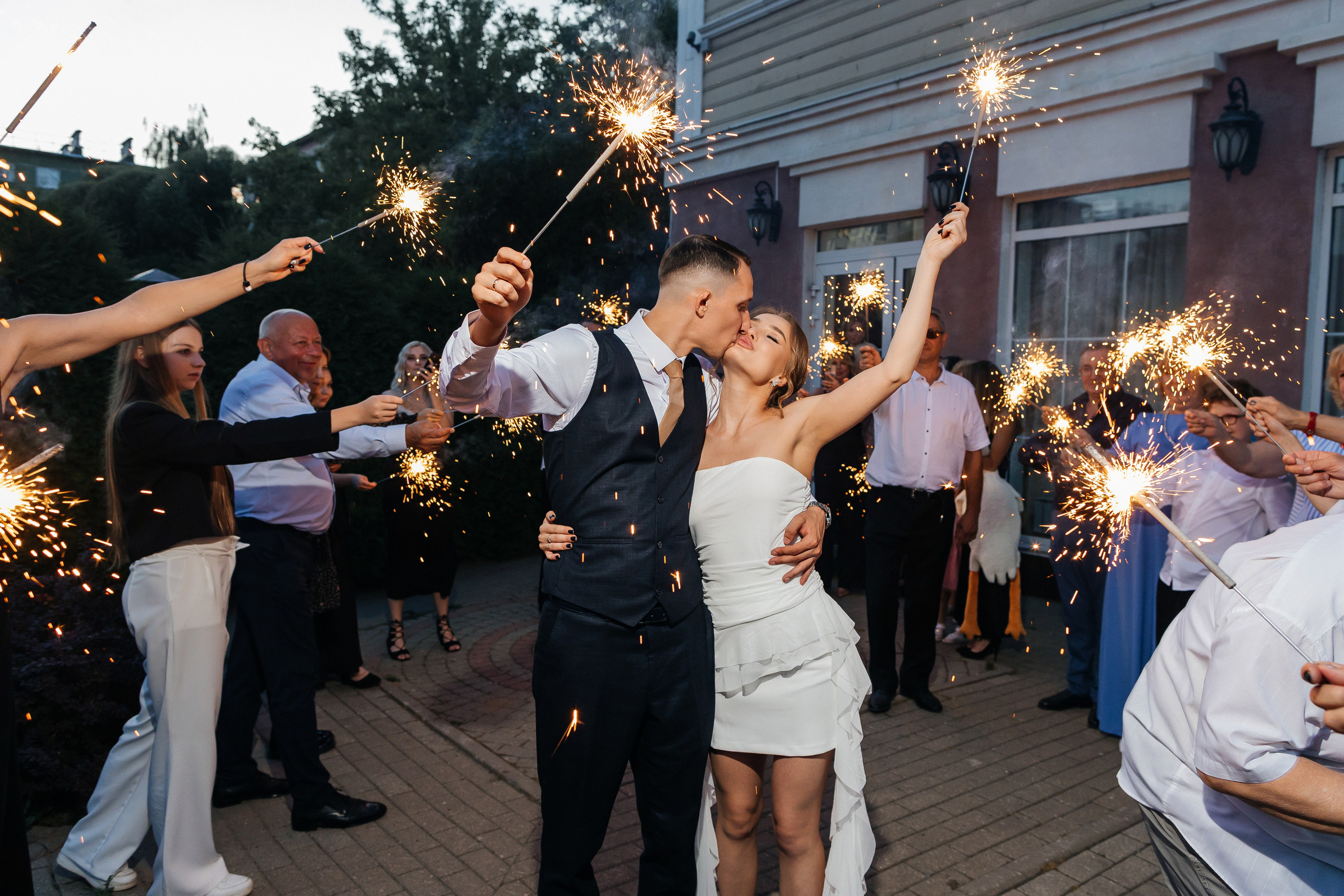 Красивый свадебный ужин в уютном ресторане. Олег Сверчков | Свадебный фотограф Вологда