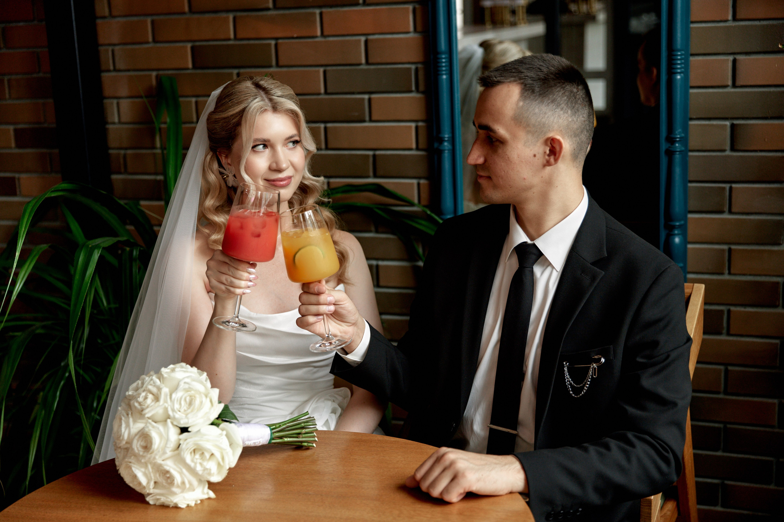 Молодожены в кофейне Ульяновска. Фотограф Елена Орешина