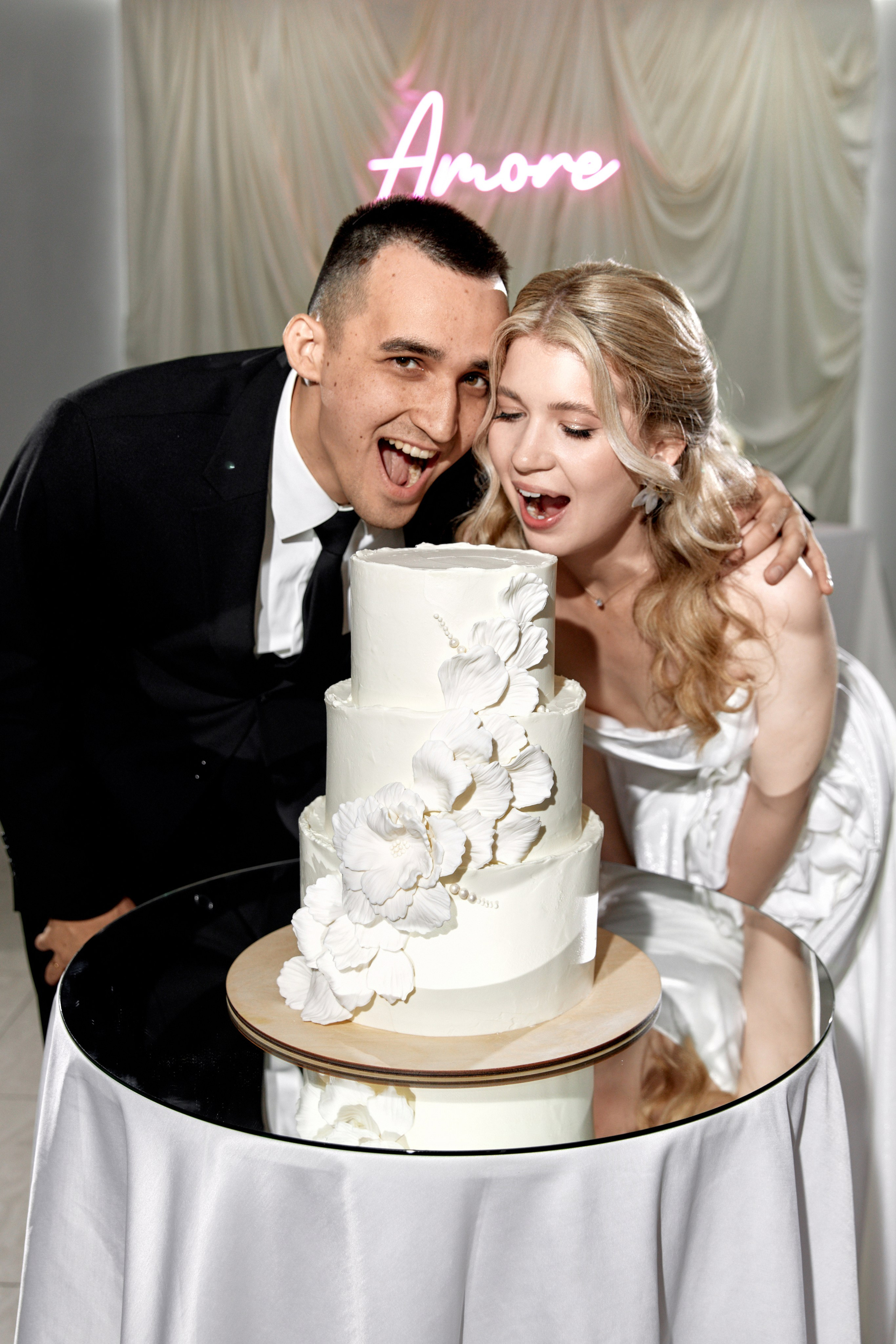 Момент с тортом на свадьбе в Ульяновске. Фотограф Орешина Елена