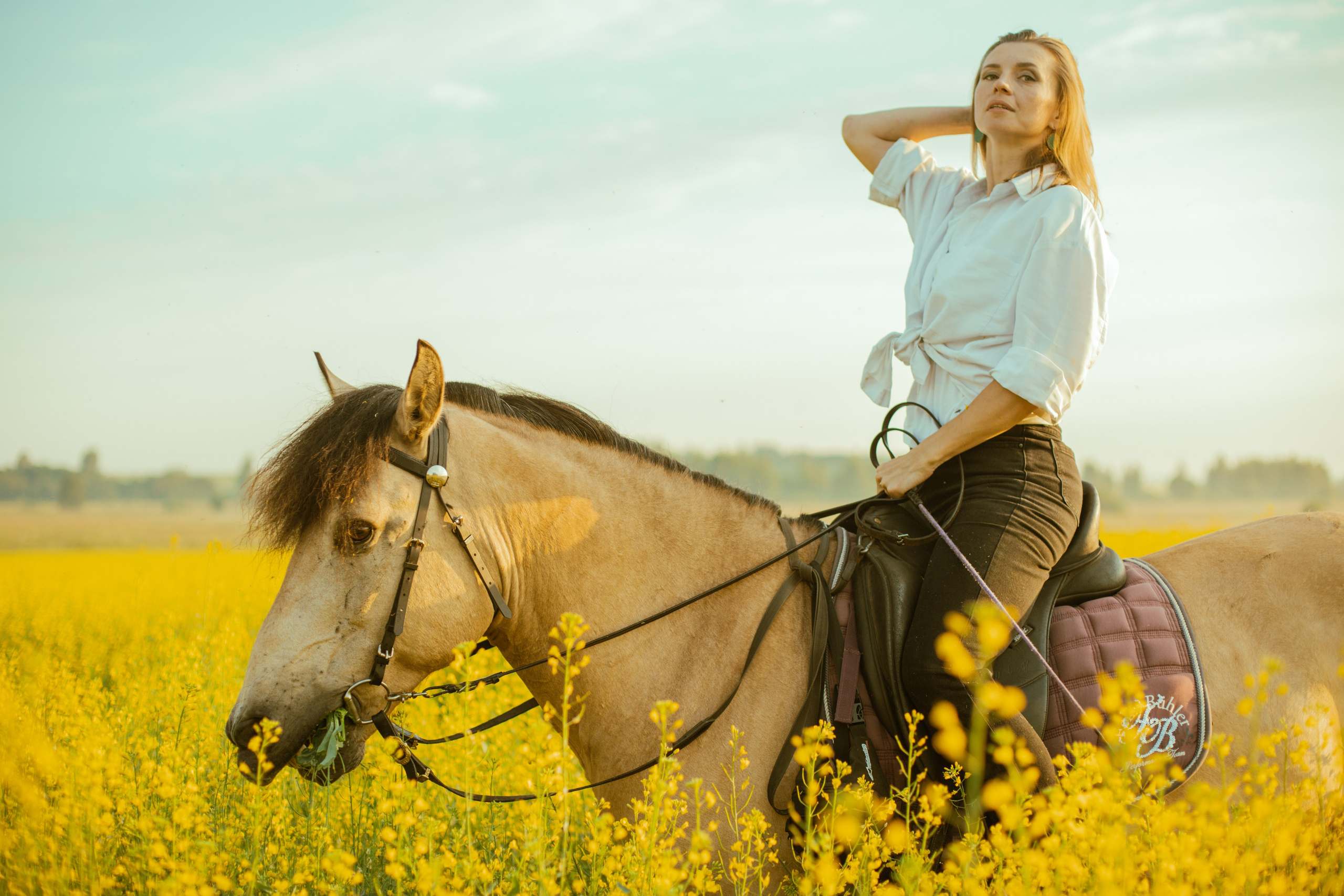 Выйти в лето в поле с конем. Видеограф и фотограф в Москве Анастасия Рябчикова