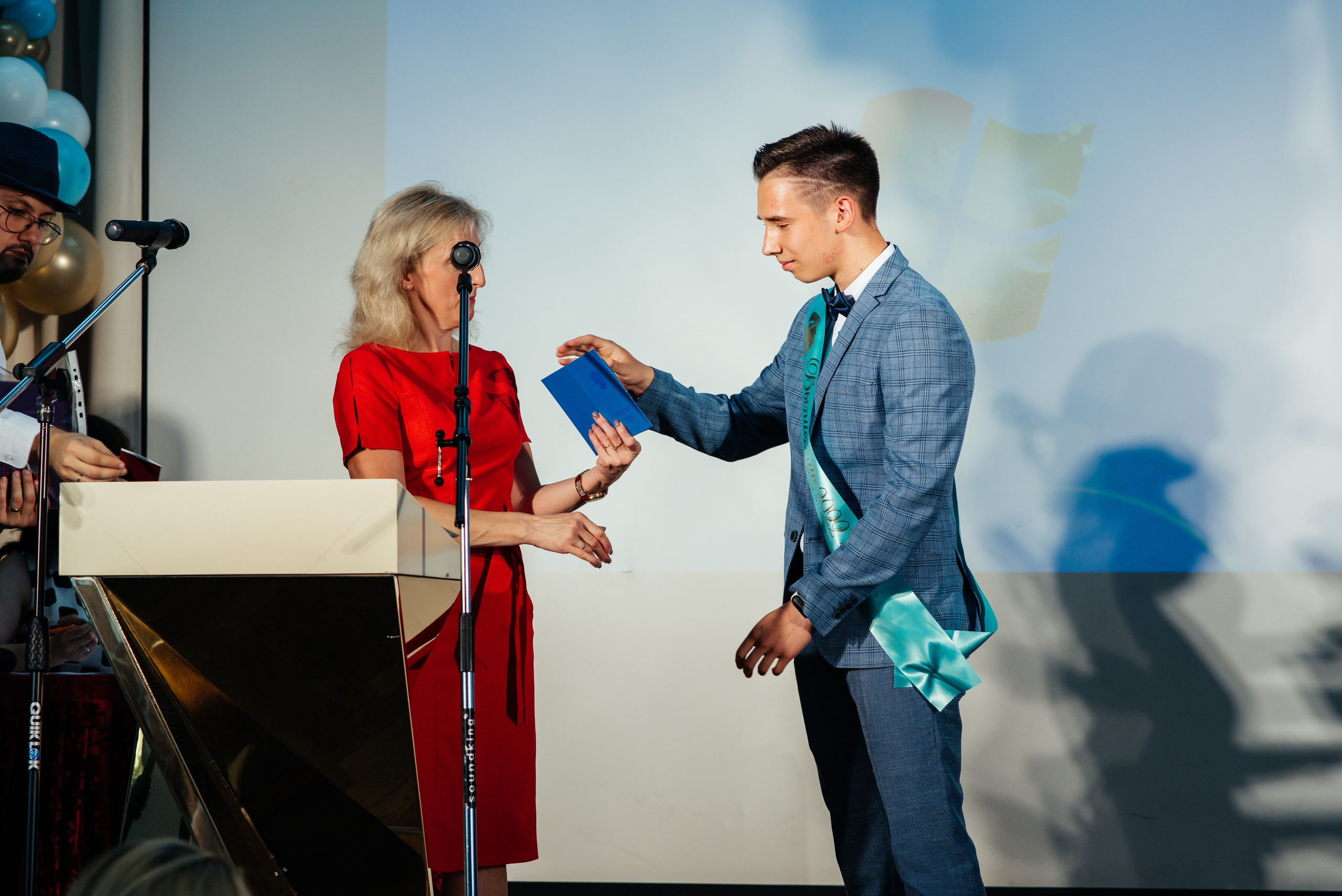 Вручение аттестатов. Выпускные альбомы в Подольске Москве и МО