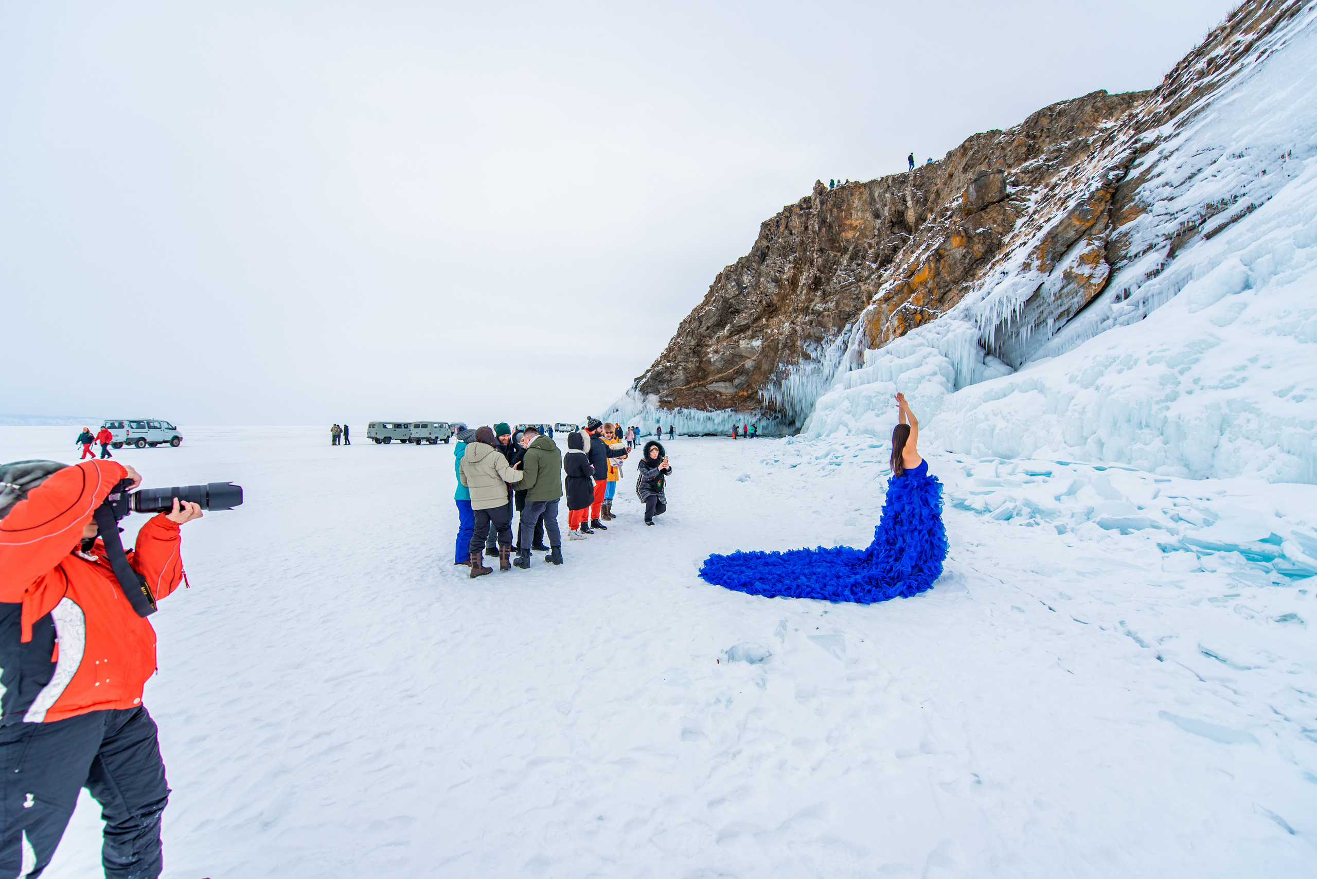Платье со шлейфом синее на фотосессию на Байкале