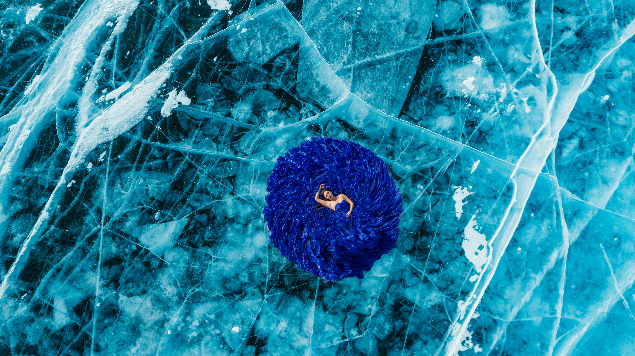 Платье со шлейфом синее на фотосессию на Байкале