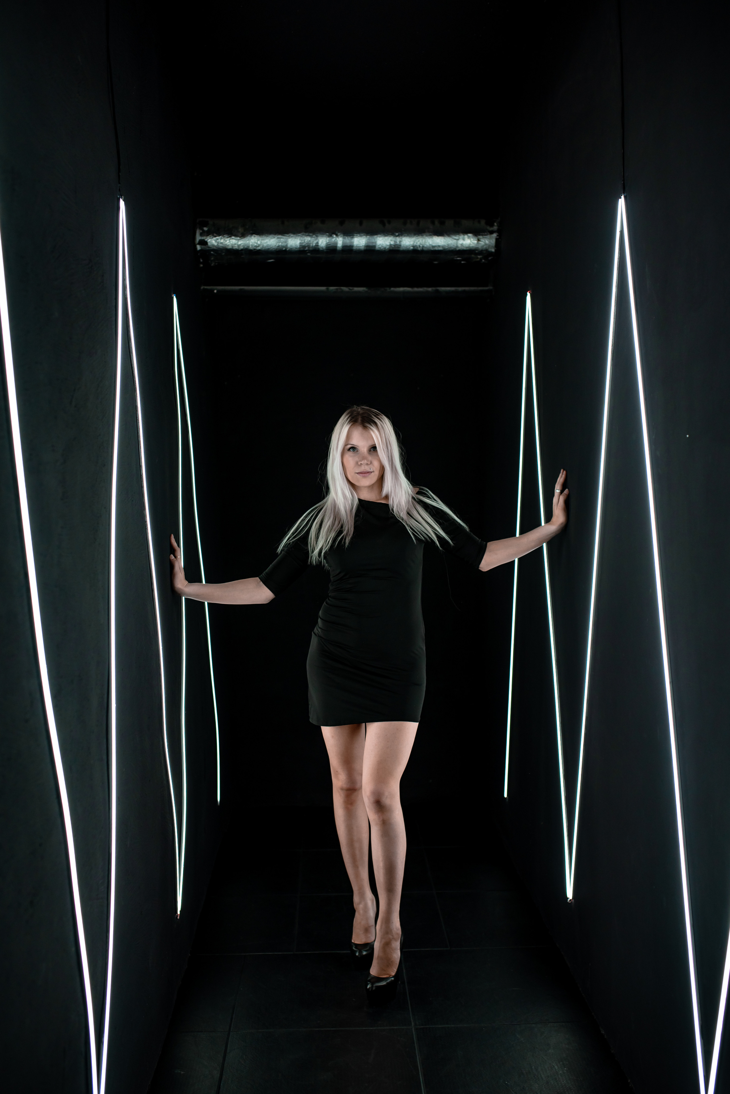 платье черное короткое ассиметричное с рукавами