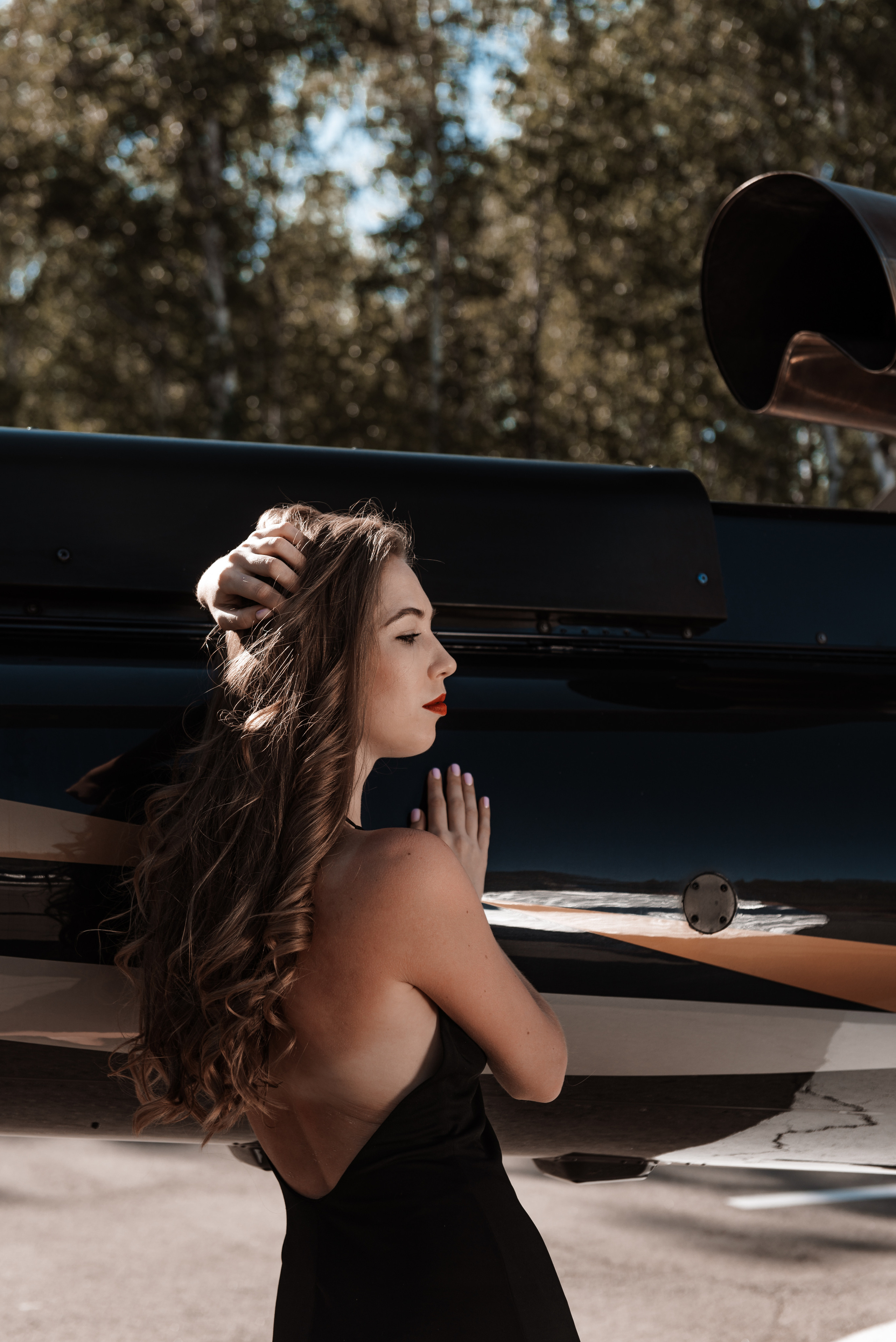 Девушка в черном платье и вертолет