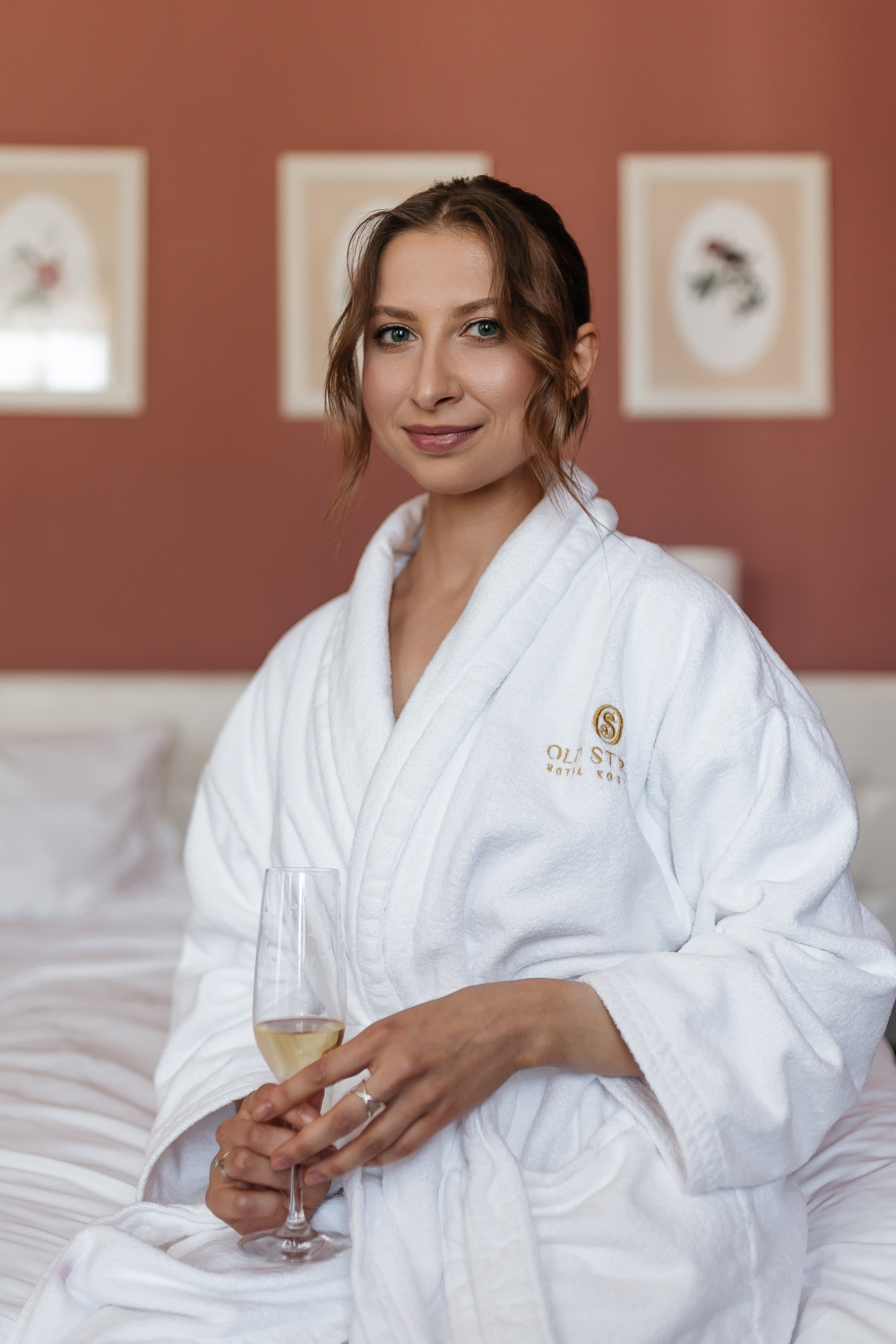 Портрет девушки в номере отеля