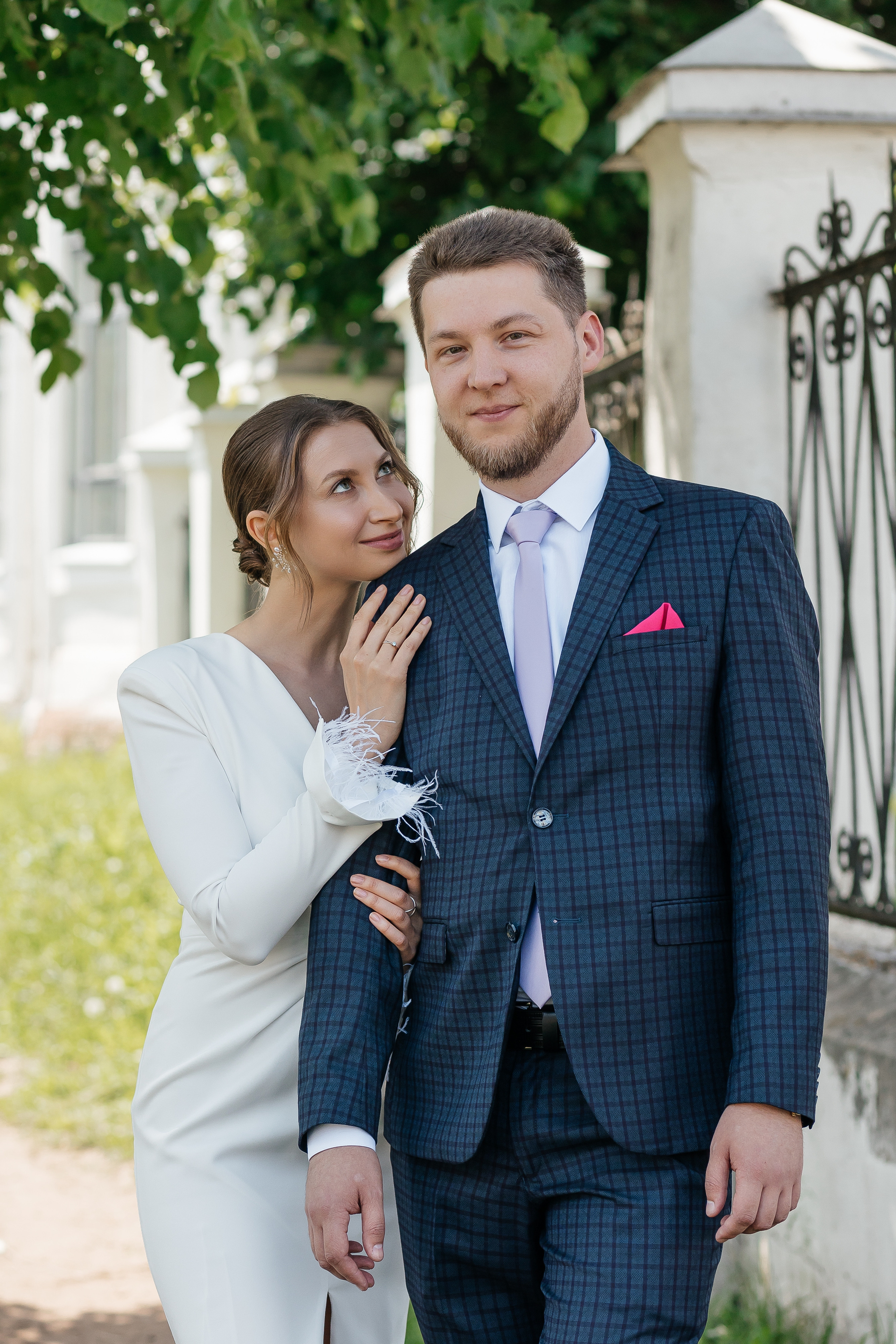 Жених и невеста обнимаются