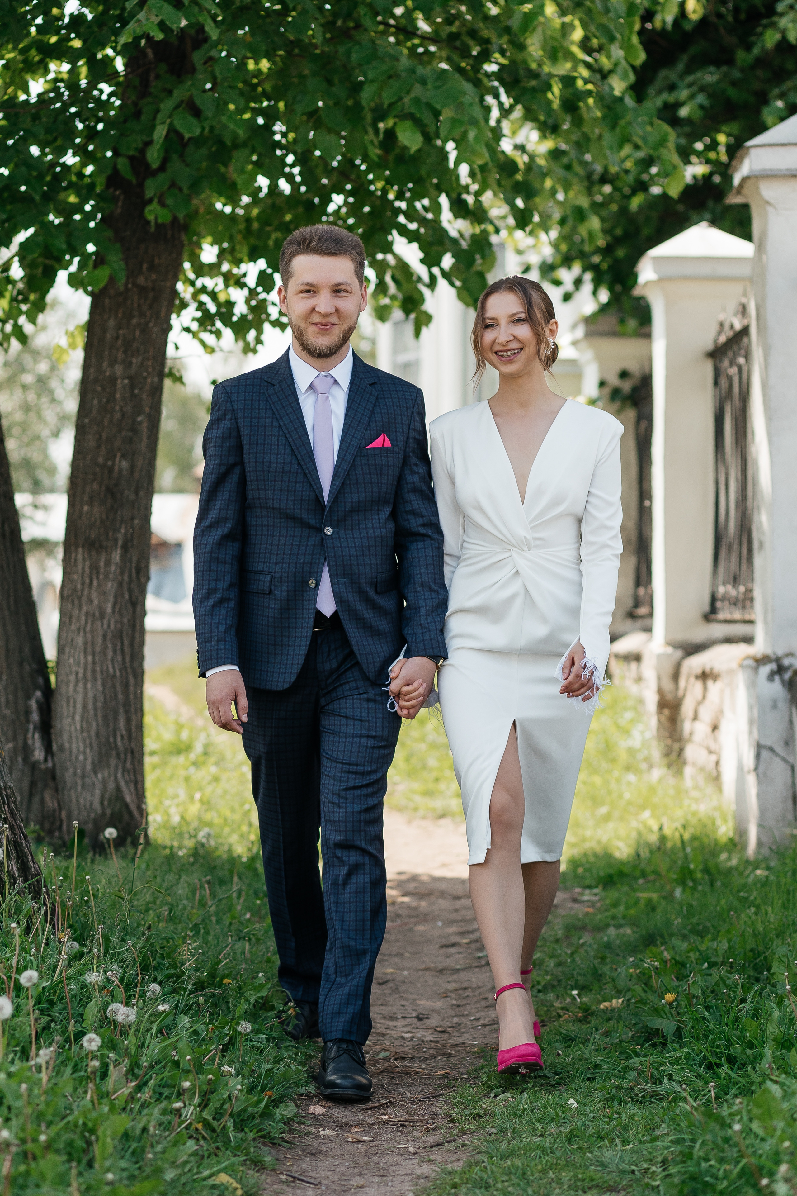 Жених и невеста во время свадебной прогулки