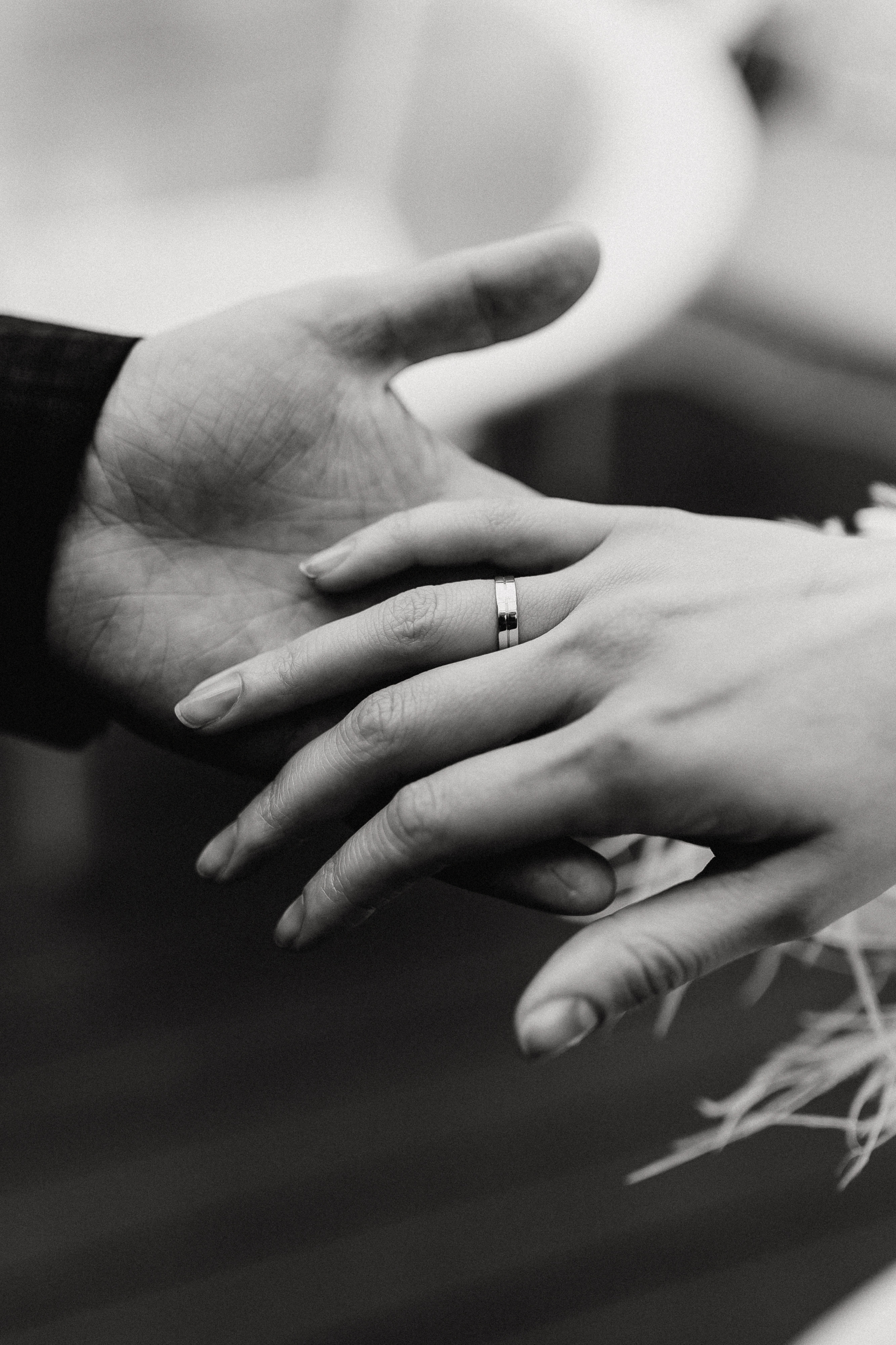 Руки жениха и невесты крупным планом