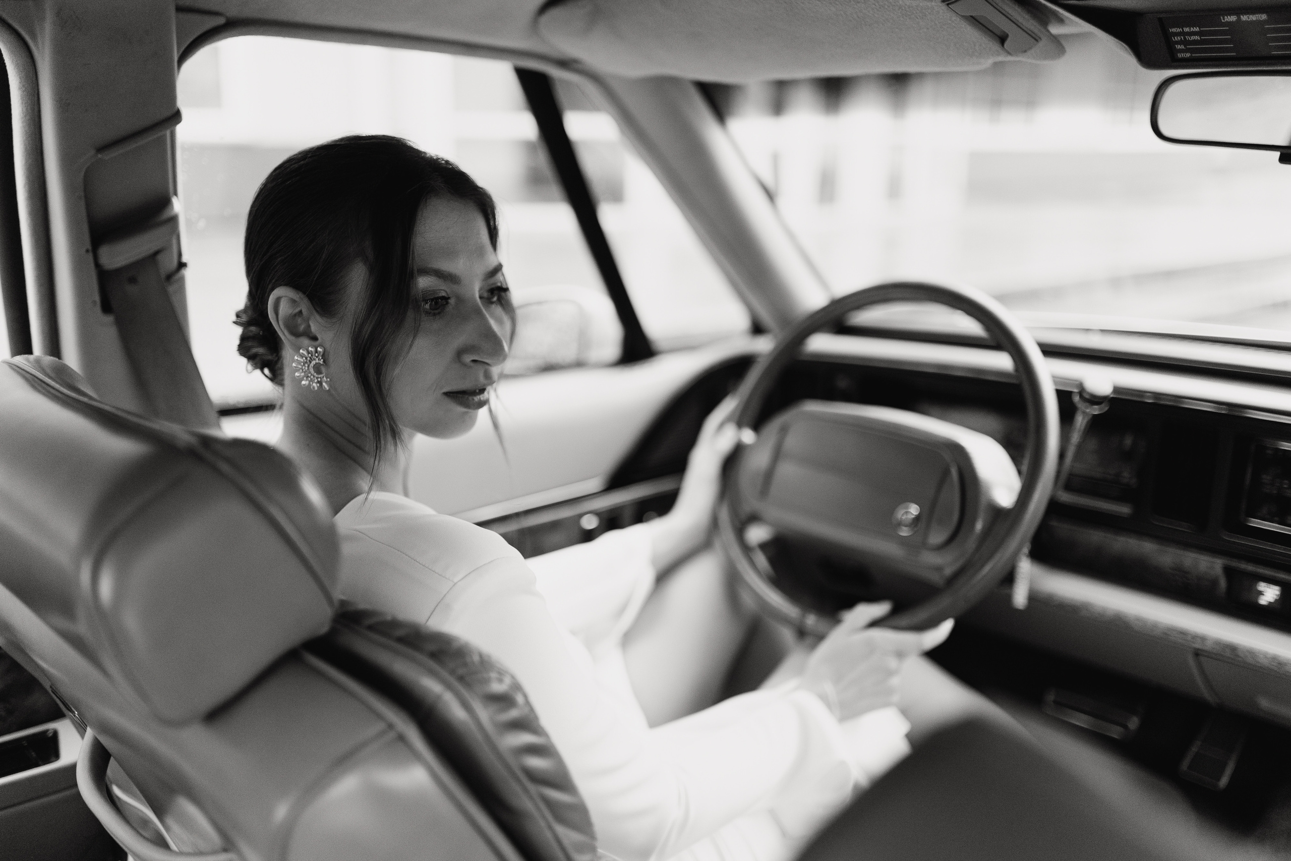 Невеста за рулем свадебного автомобиля 