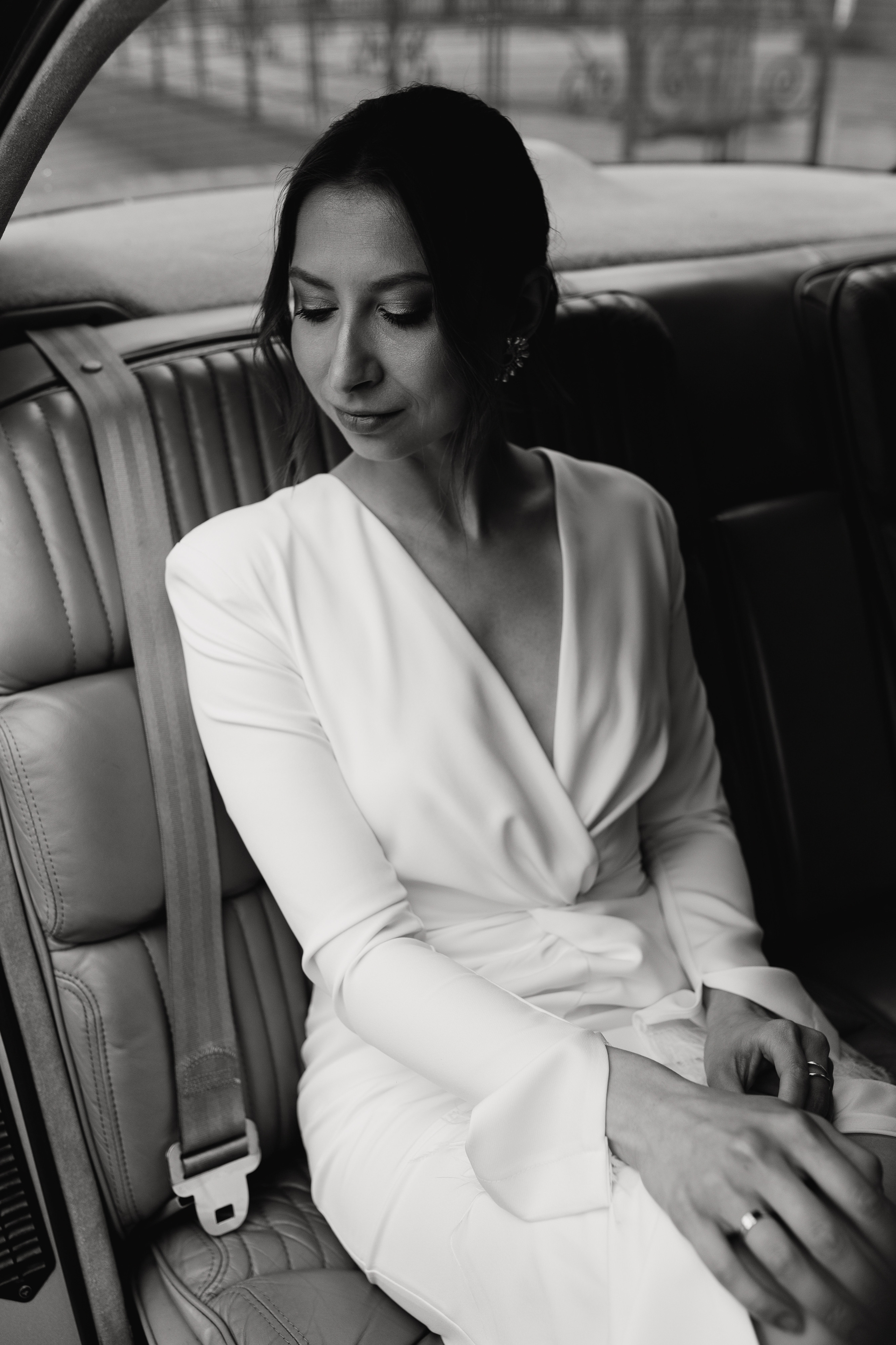 Девушка сидит в ретро автомобиле