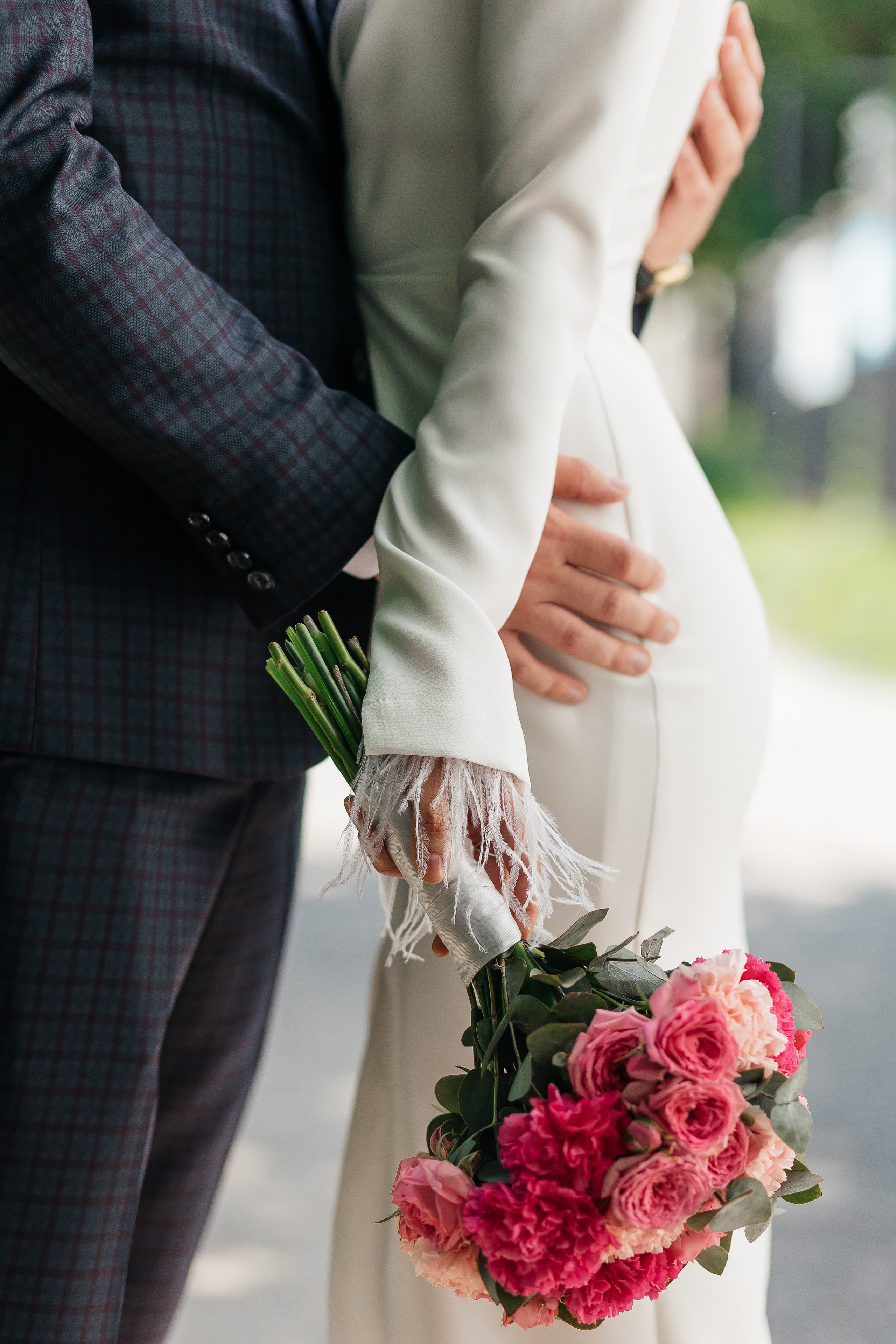 Невеста держит свадебный букет крупным планом