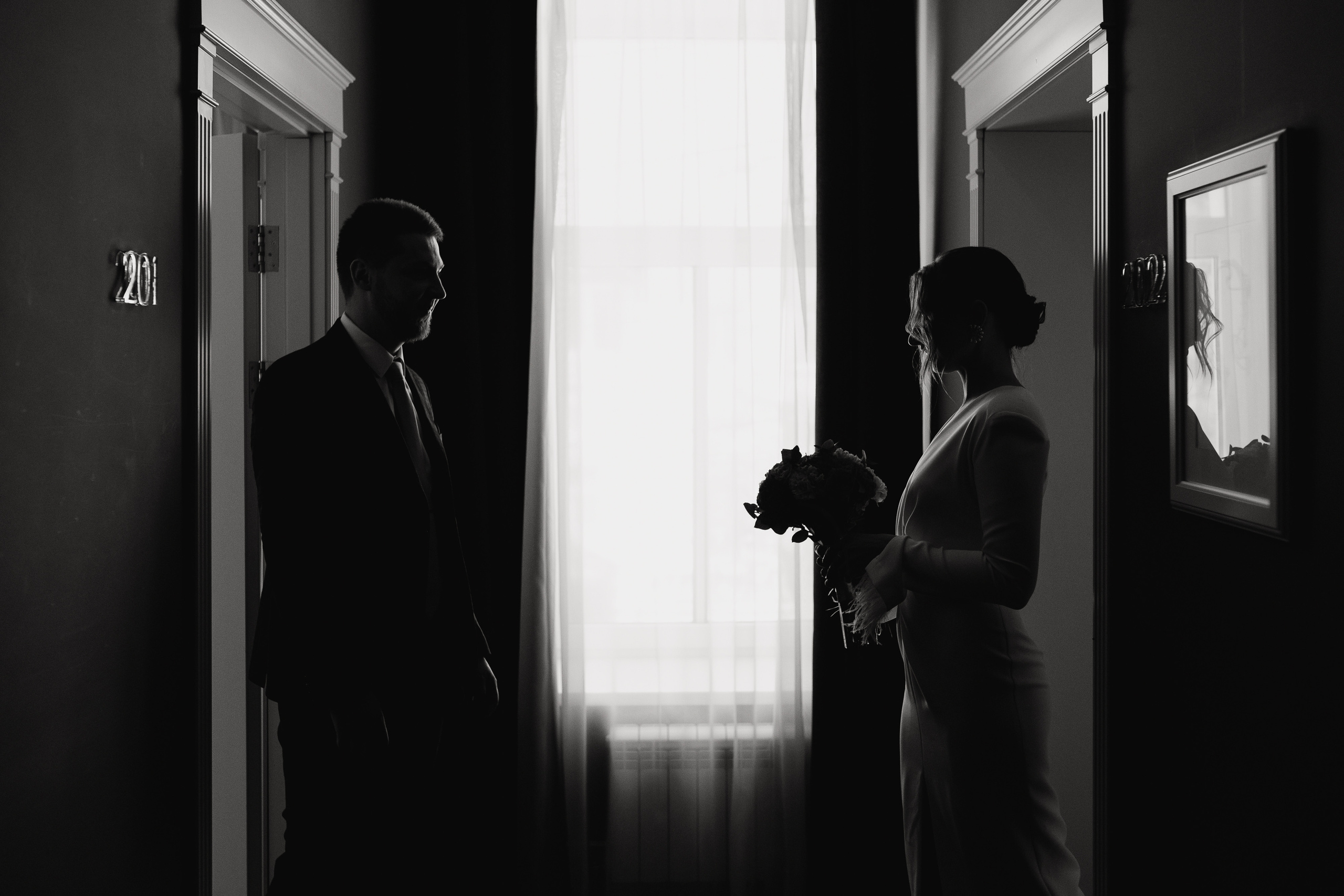 Встреча жениха и невесты в отеле