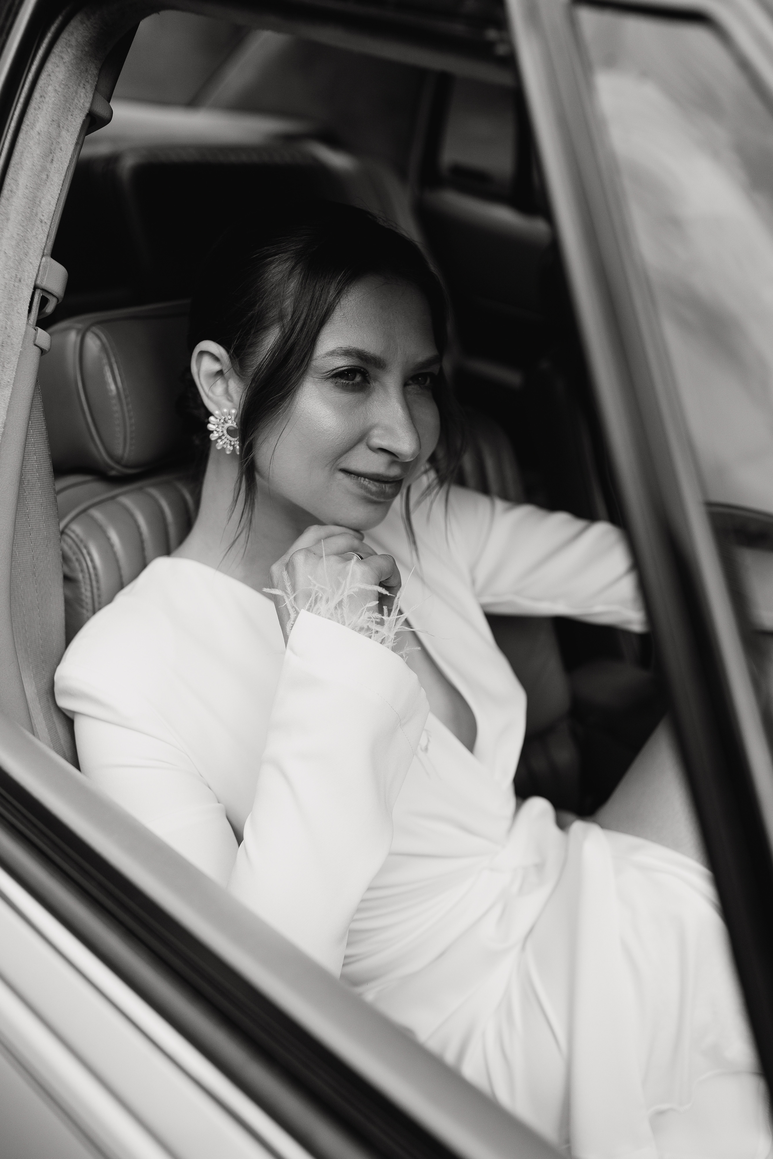 Девушка сидит в ретро автомобиле