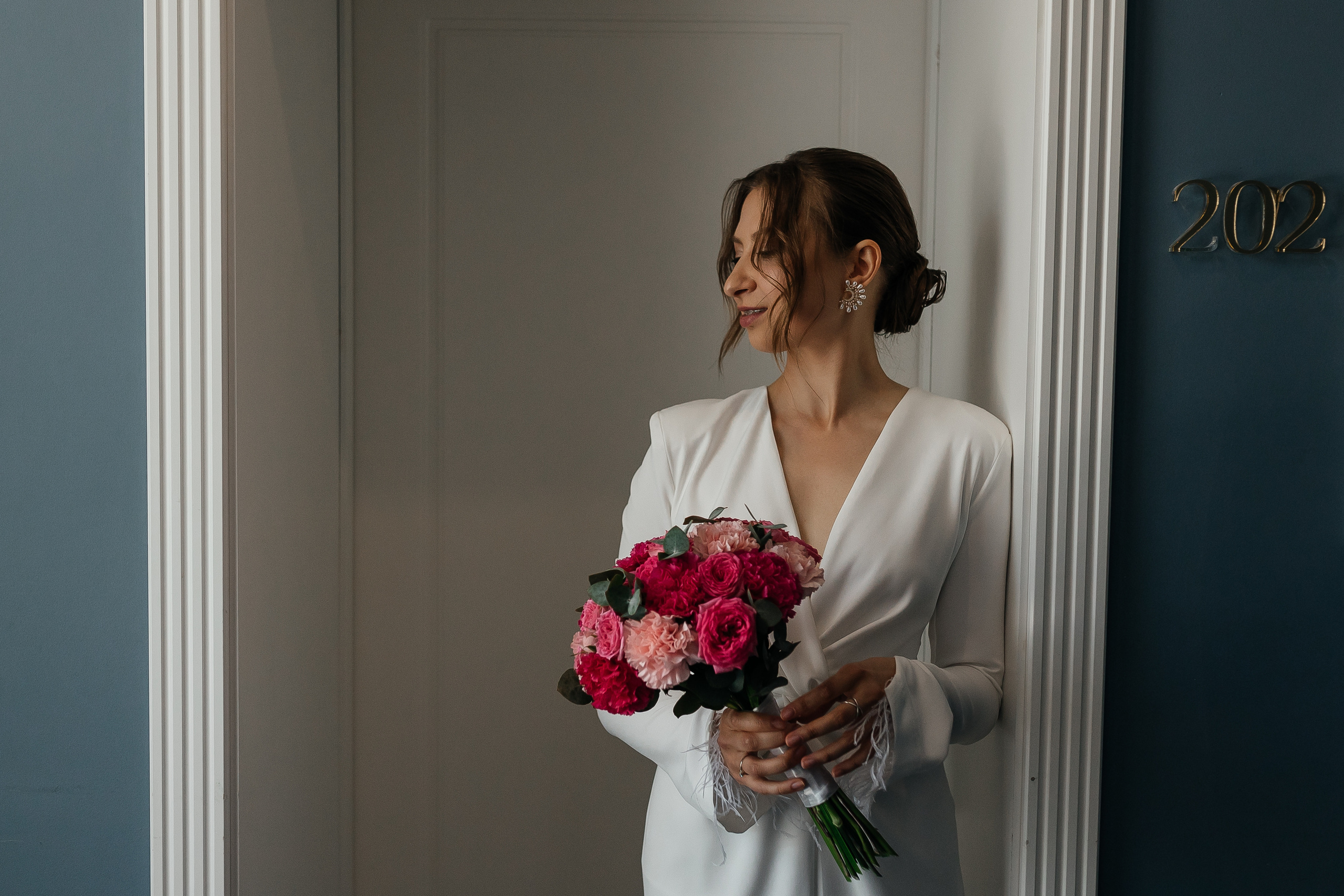 Невеста стоит в коридоре отеля Островский