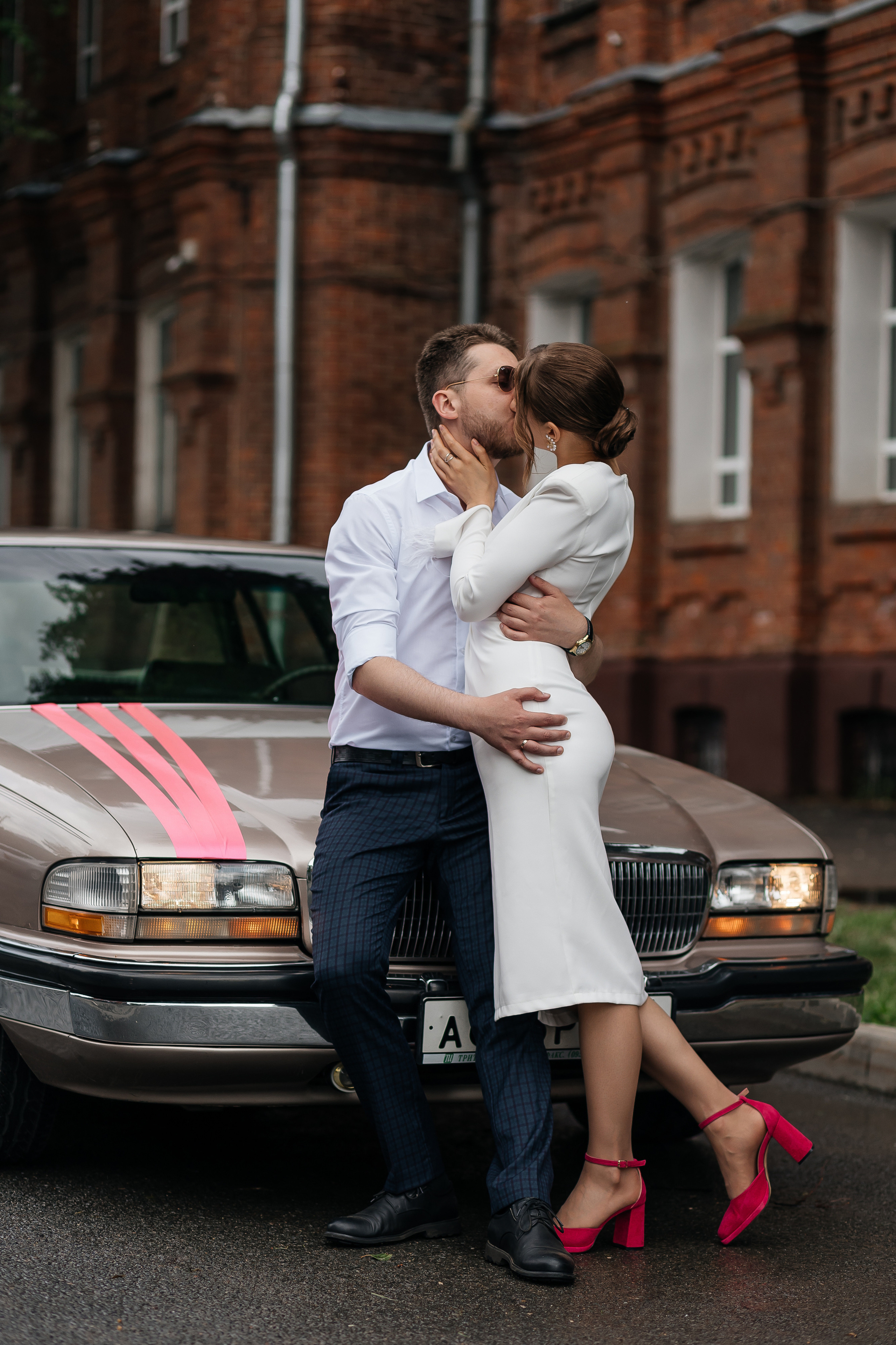 Жених и невеста целуются