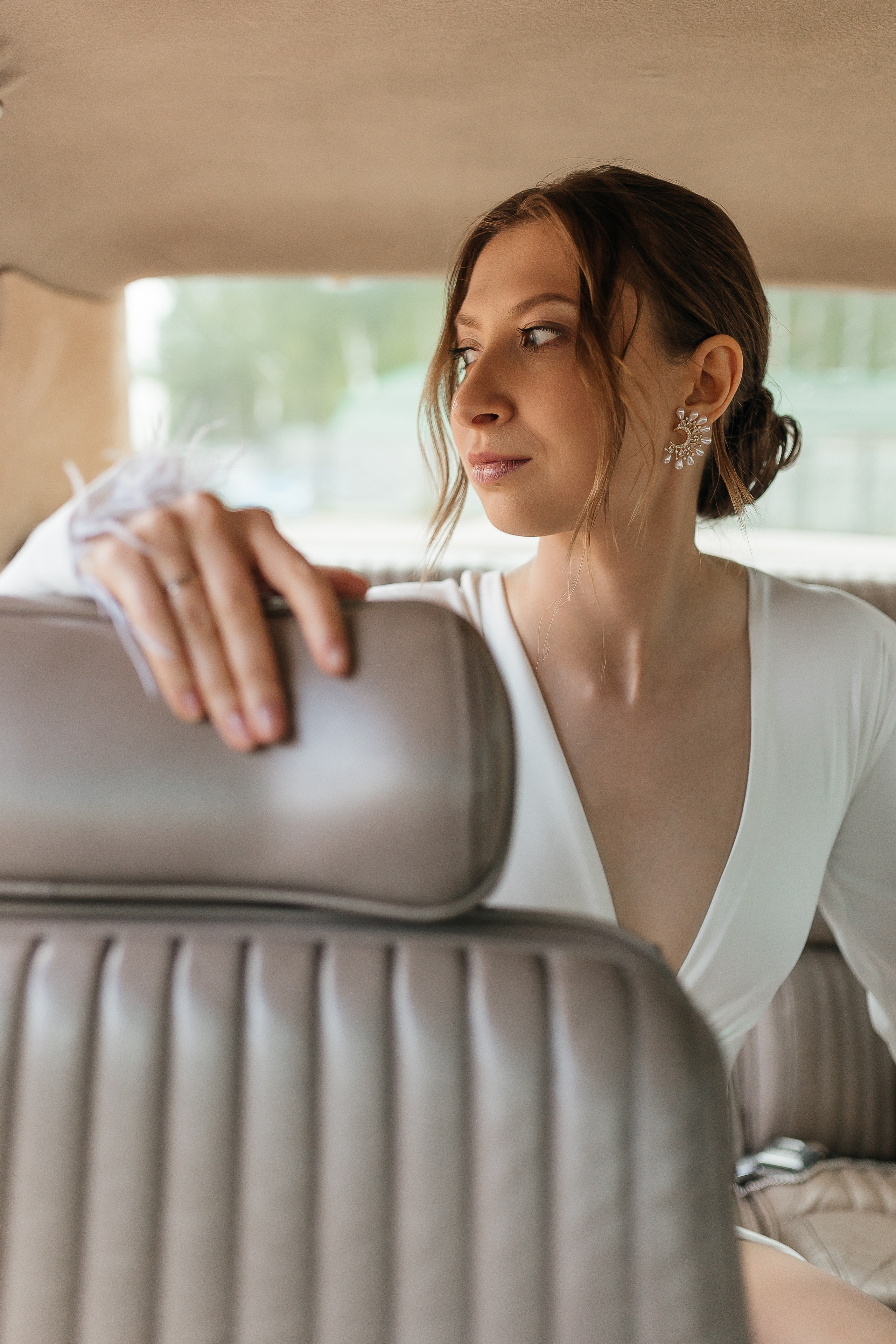 Девушка на заднем сидении автомобиля