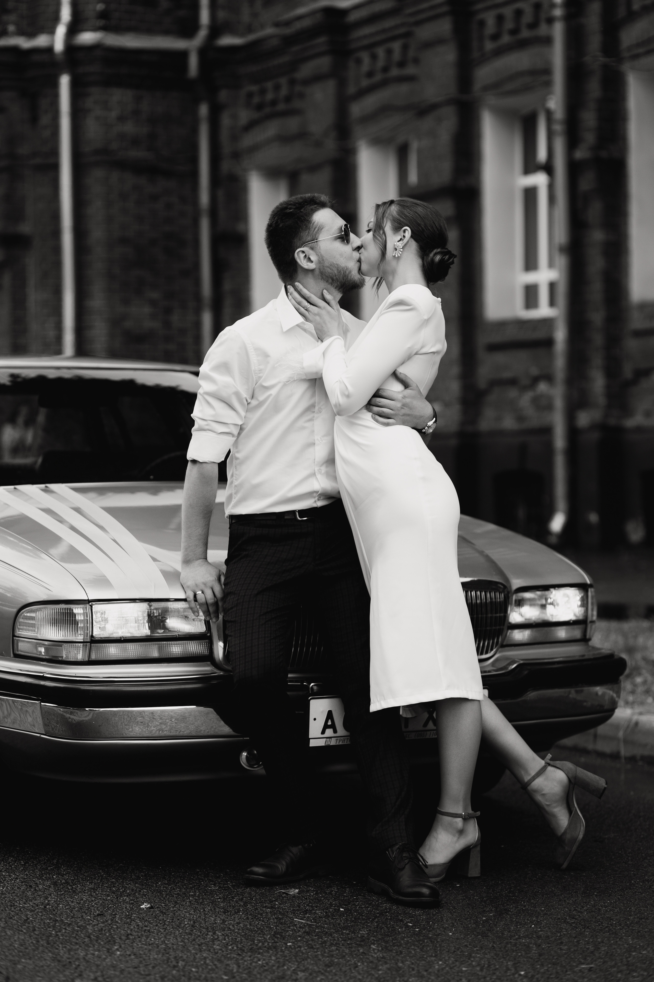 Жених и невеста целуются