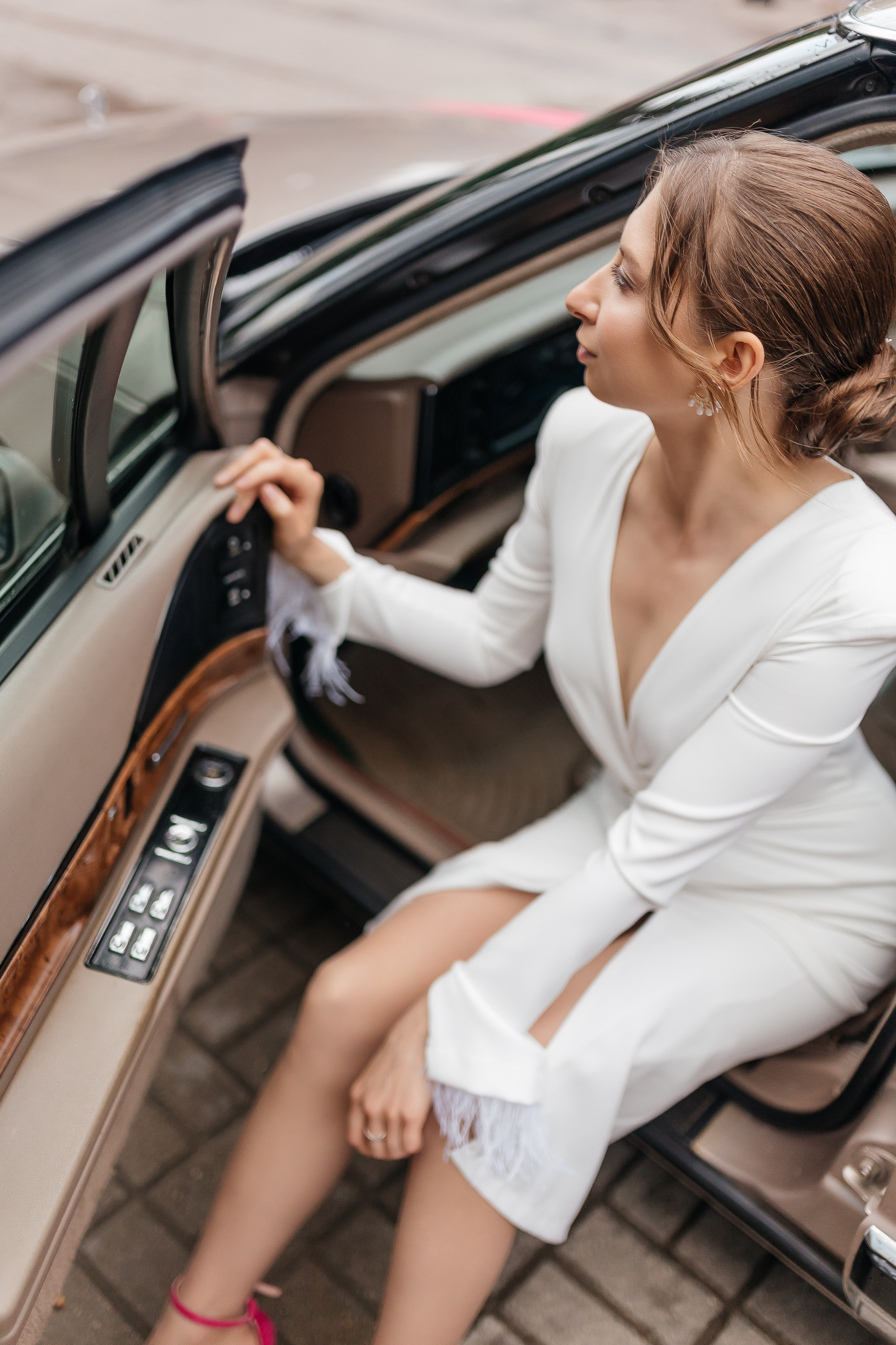 Девушка выходит из ретро автомобиля