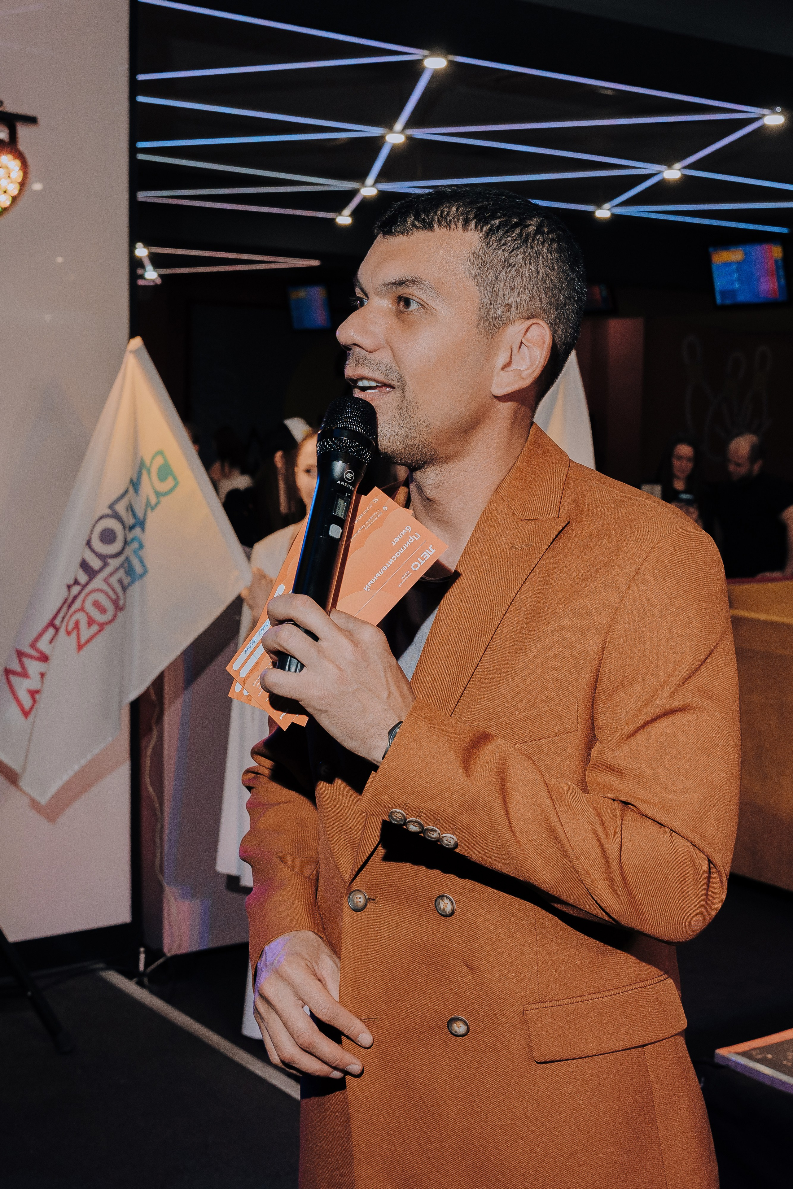 20 ЛЕТ МЕГАПОЛИС ЧЕЛЯБИНСК ХЕДЛАЙНЕР ЕЛКА. Репортажный фотограф Зуев Роман г. Челябинск