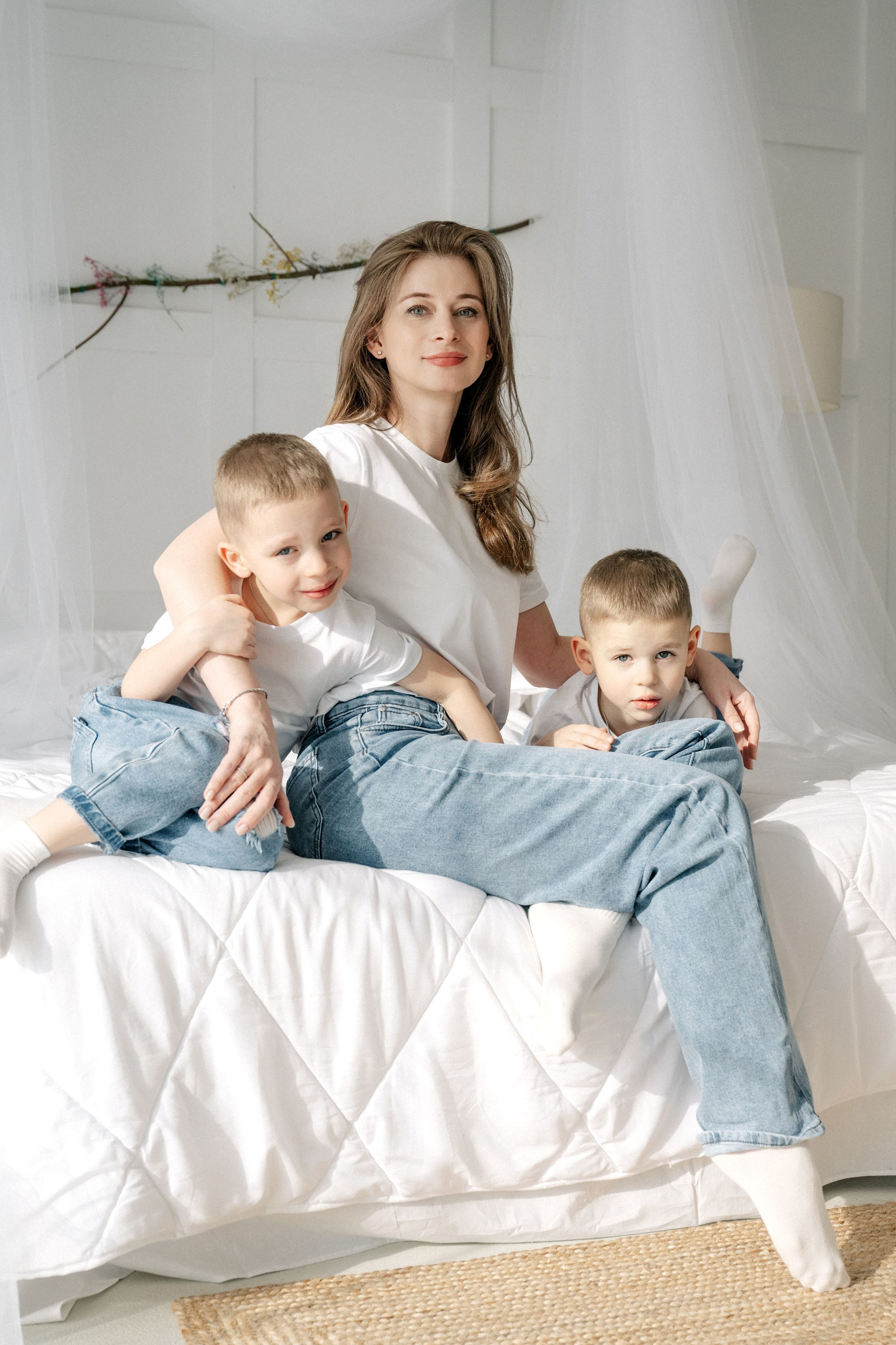 Семейная фотосессия мамы с сыновьями в фотостудии в Королёве. Свадебный и семейный фотограф Виктория Носачёва. Щелково, Москва и МО