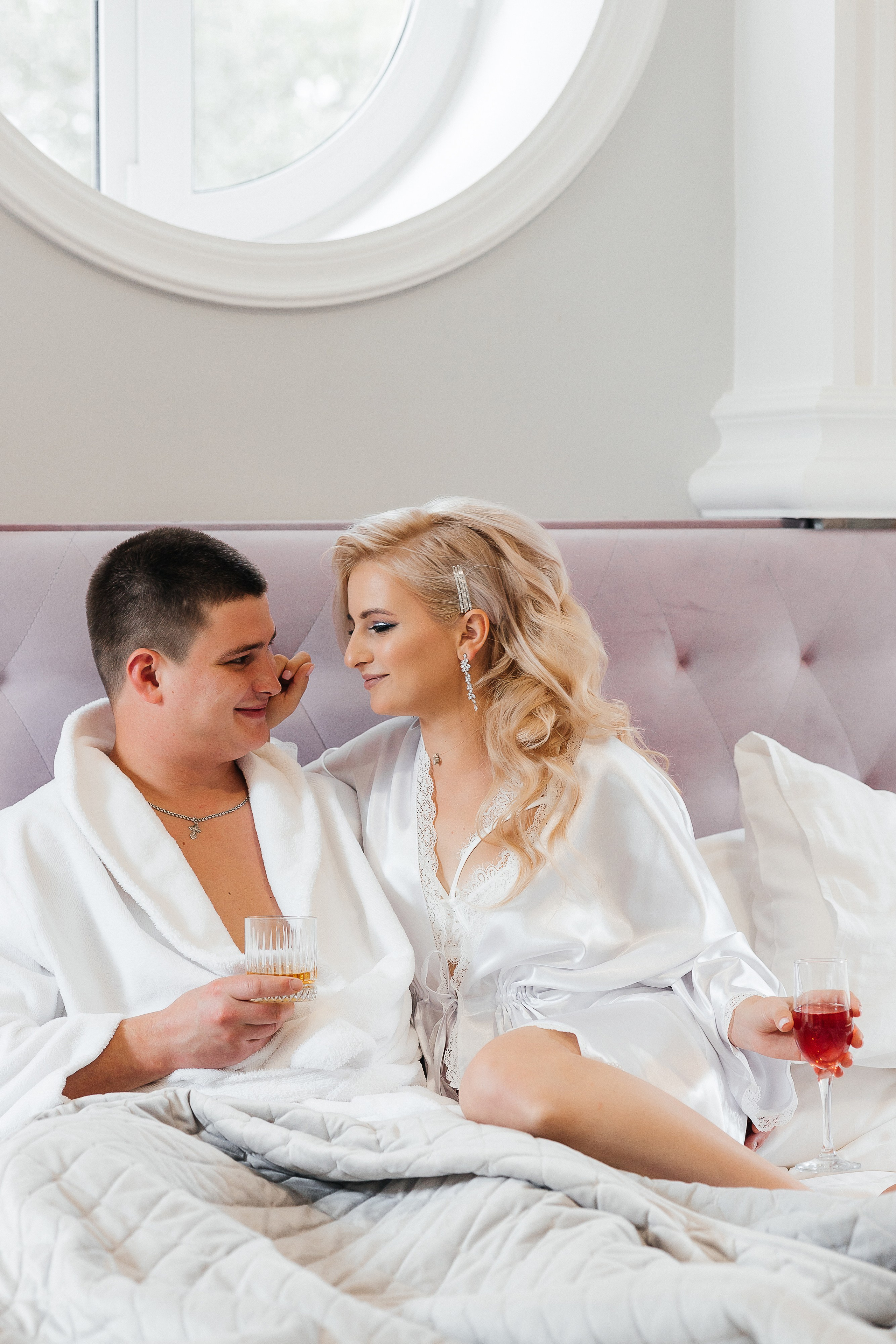 Стильная фотосессия пары в интерьерах ресторана. Олег Сверчков | Свадебный фотограф Вологда