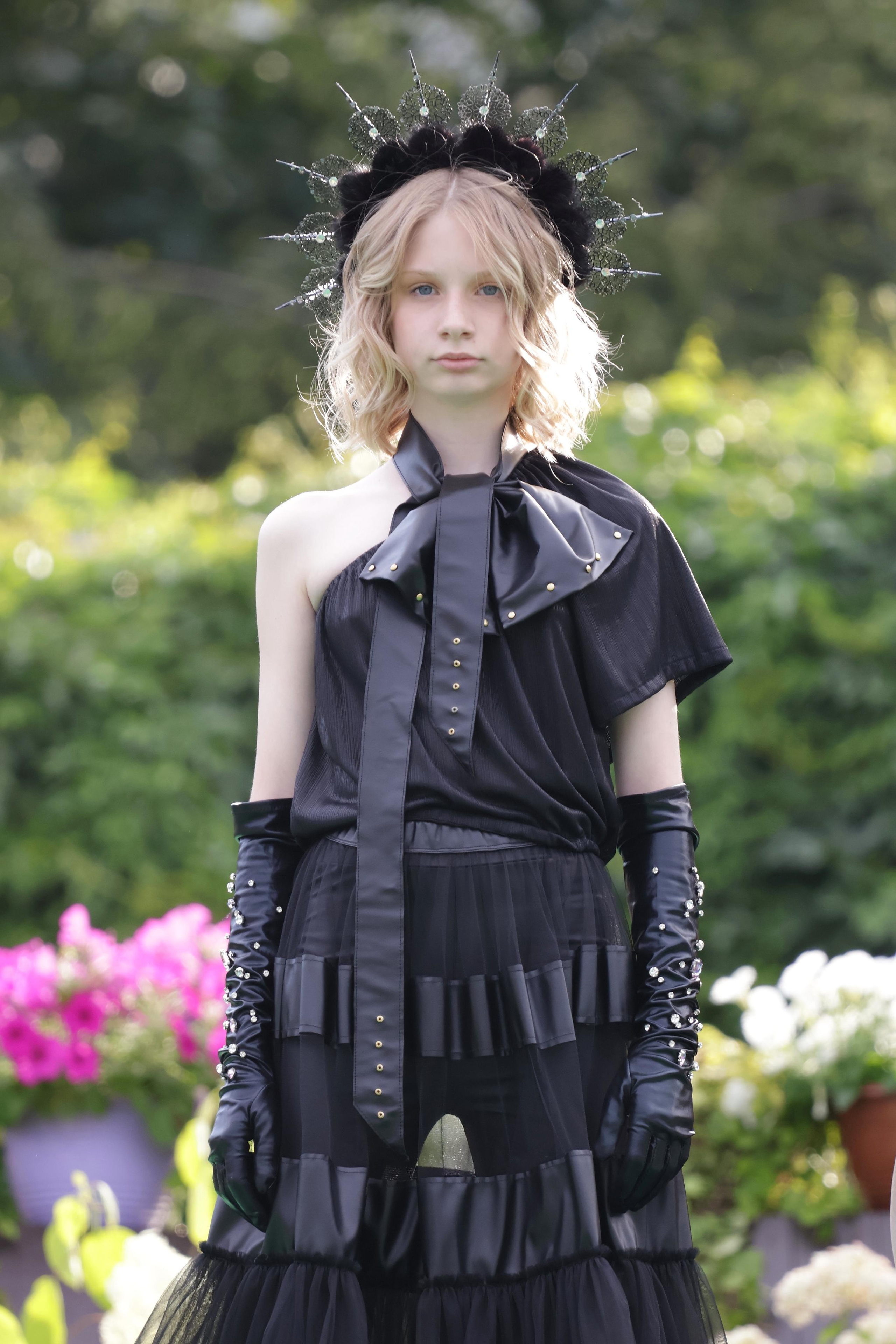 Показ платьем зеленый подиум