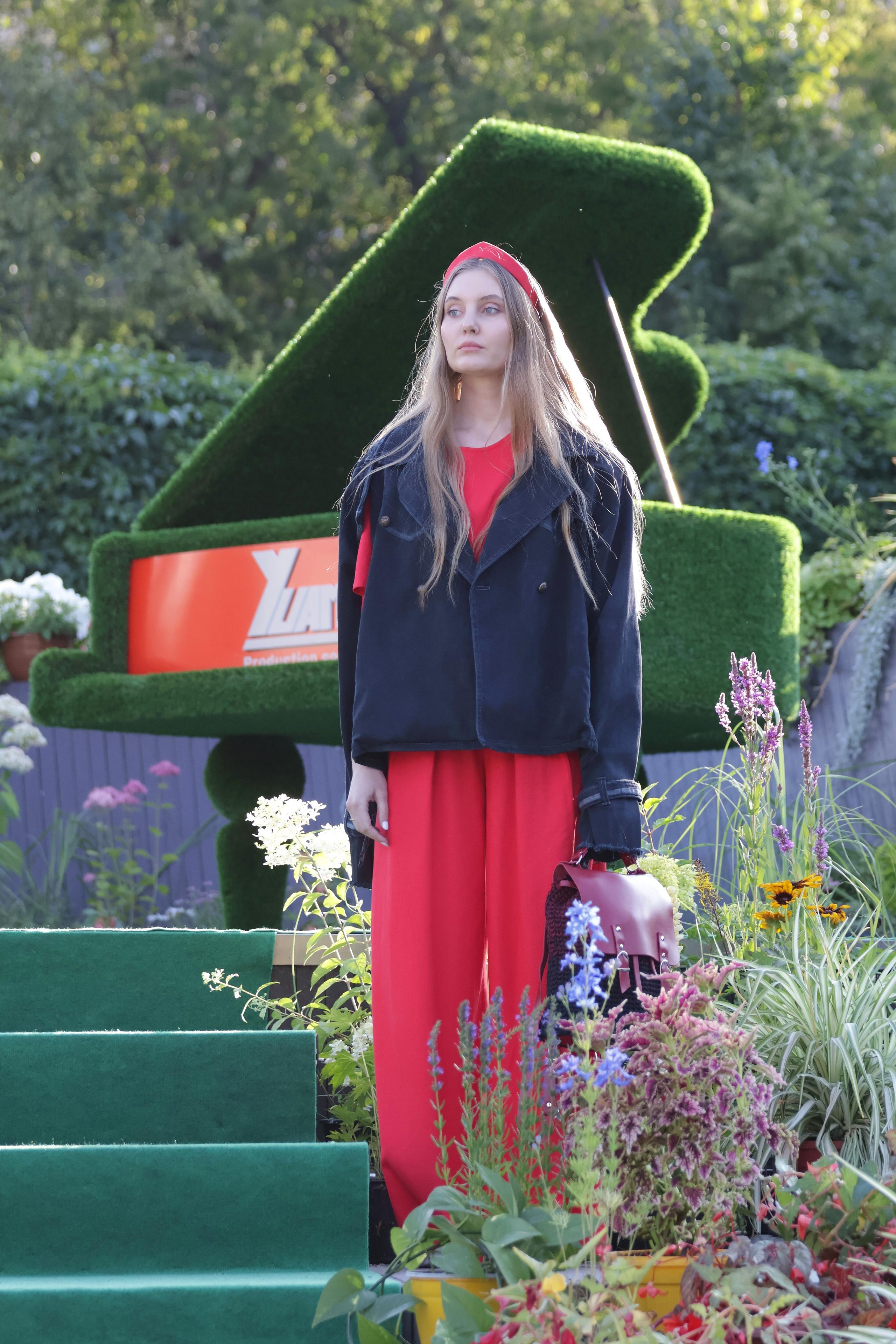 Модель к в красном на показе Зеленый подиум