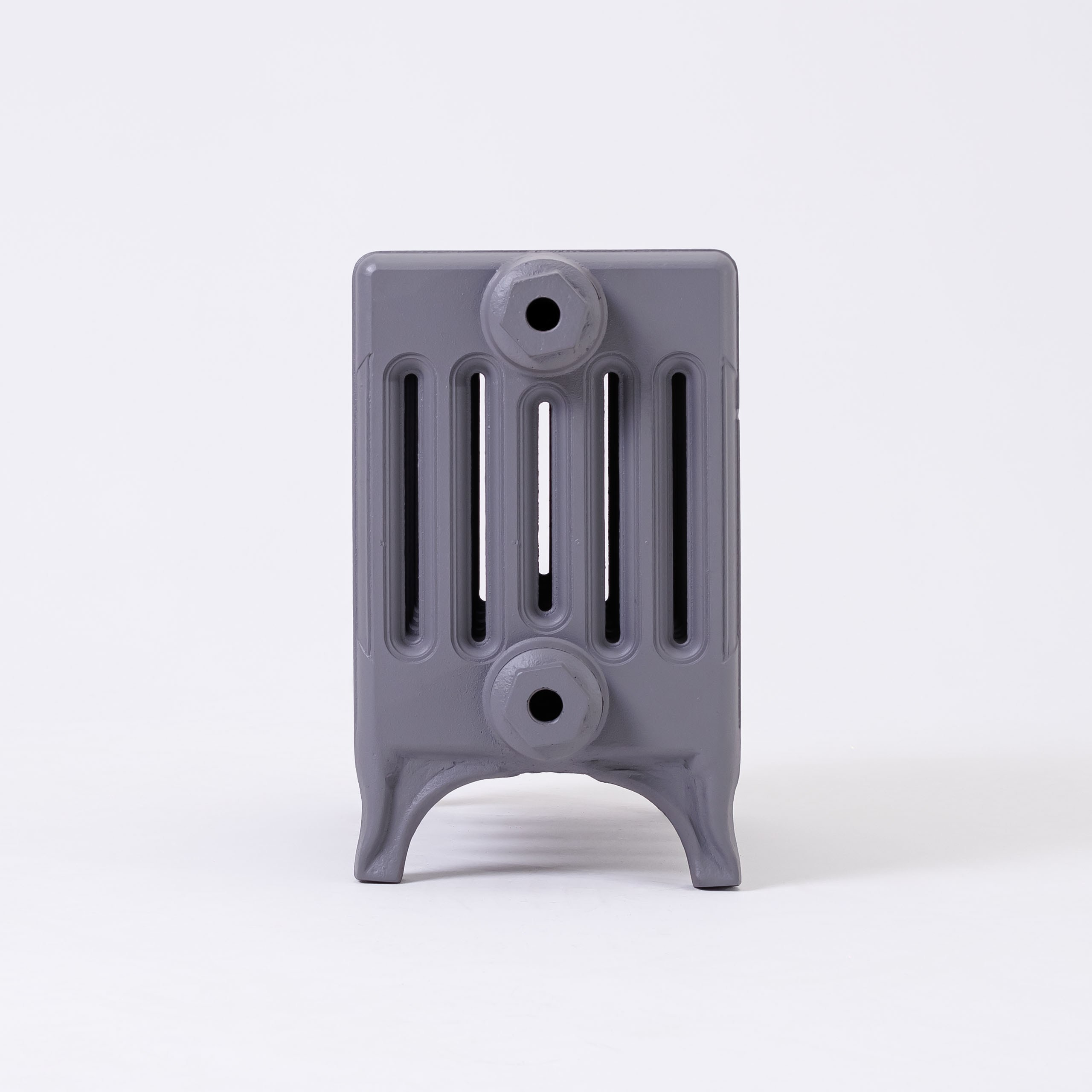 Предметные фотографии дизайнерских радиаторов отопления в стиле ретро