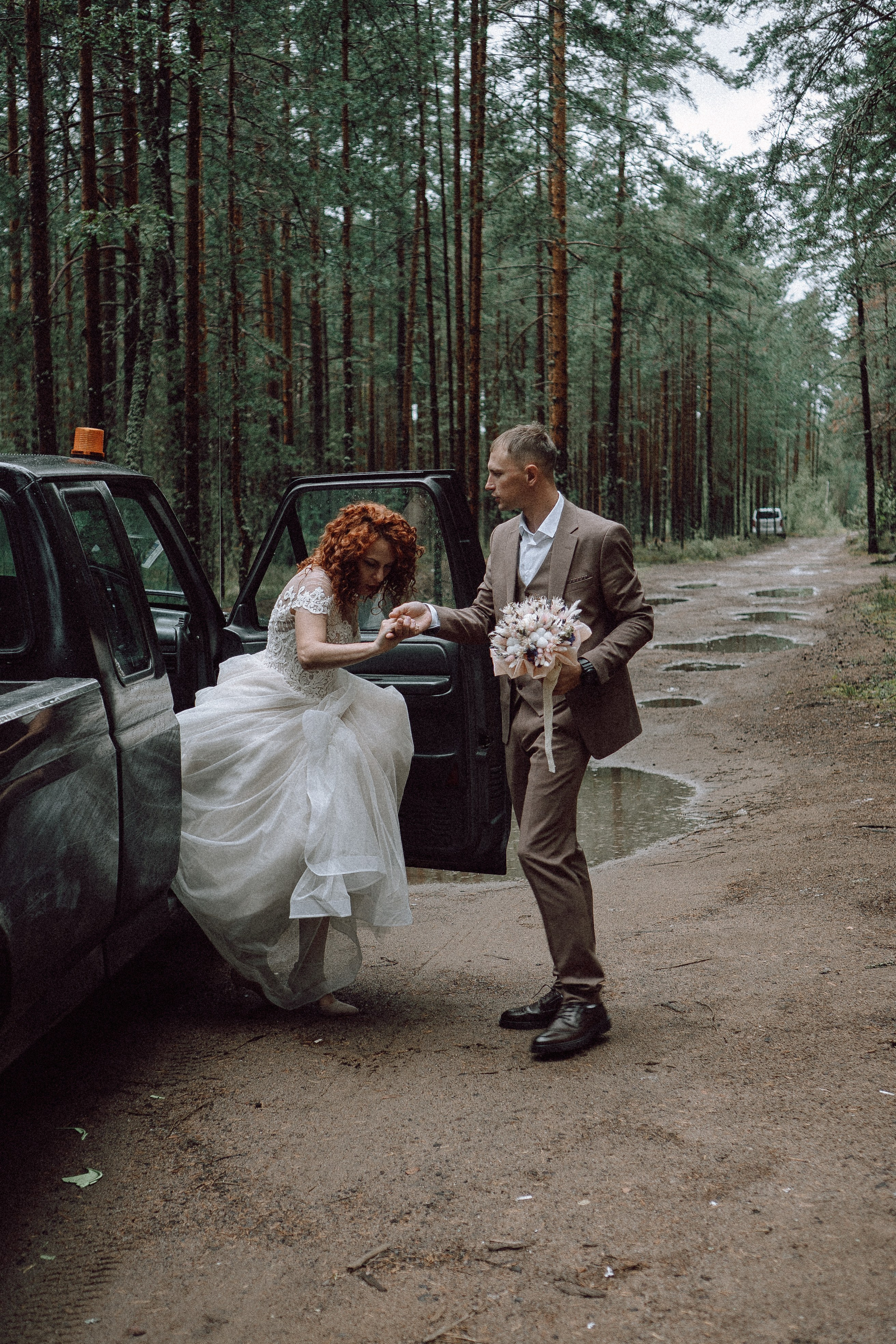СВАДЕБНАЯ ФОТОСЕССИИЯ ПАРЫ В ГОРОДЕ ПРИОЗЕРСК В СОСНОВОМ ЛЕСУ И С ПИКАПОМ. Профессиональный фотограф, Санкт-Петербург — Виктория Богомолова